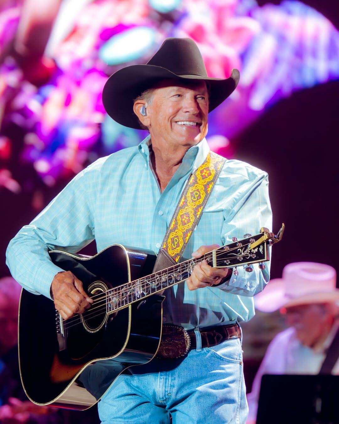 La petición pide que el cantante de country, George Strait, sustituya a Bad Bunny