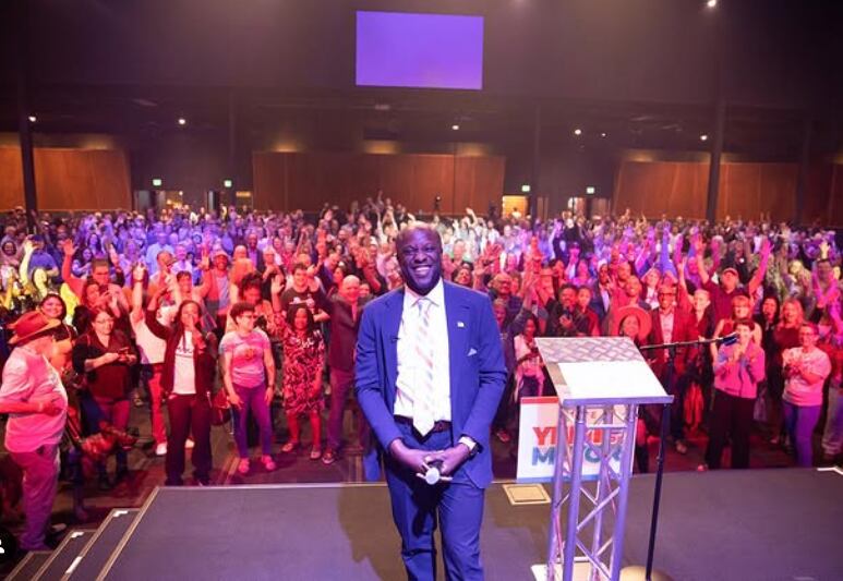 En 2023, Mobolade hizo historia al convertirse en el primer alcalde negro y el primero no afiliado al Partido Republicano en ser elegido en Colorado Springs