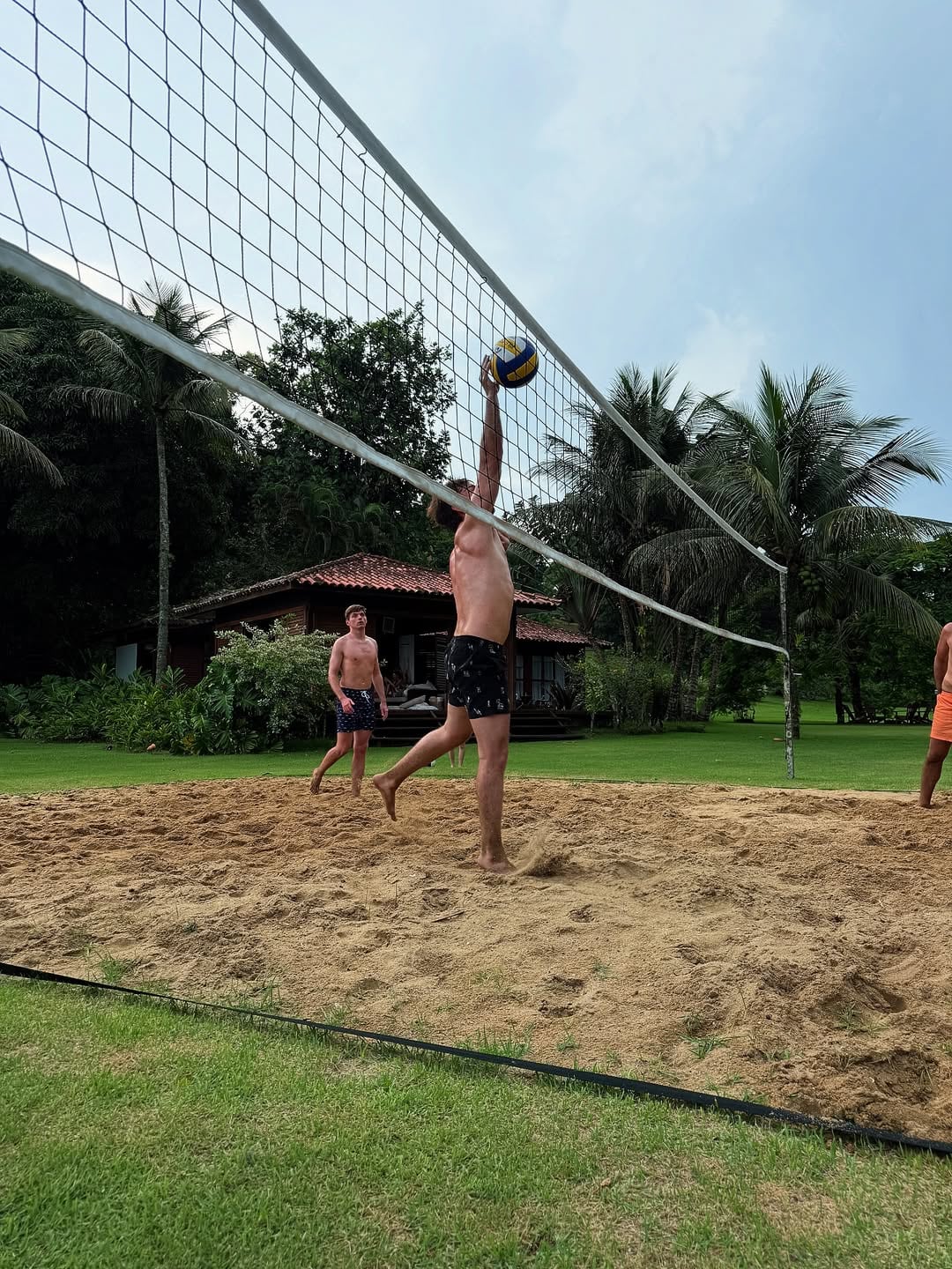 Max Verstappen jugó al vóley de playa con sus cuñados en Brasil (Foto: Instagram @daniel_suarezg)