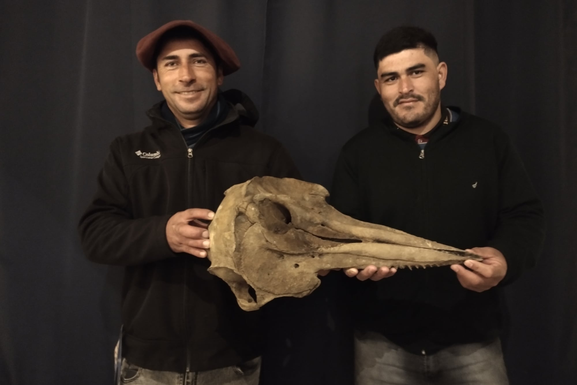 Damián Crispien (izq.) y Pablo Silva (der.) son quienes pescaron el cráneo del delfín de hace 5000 años