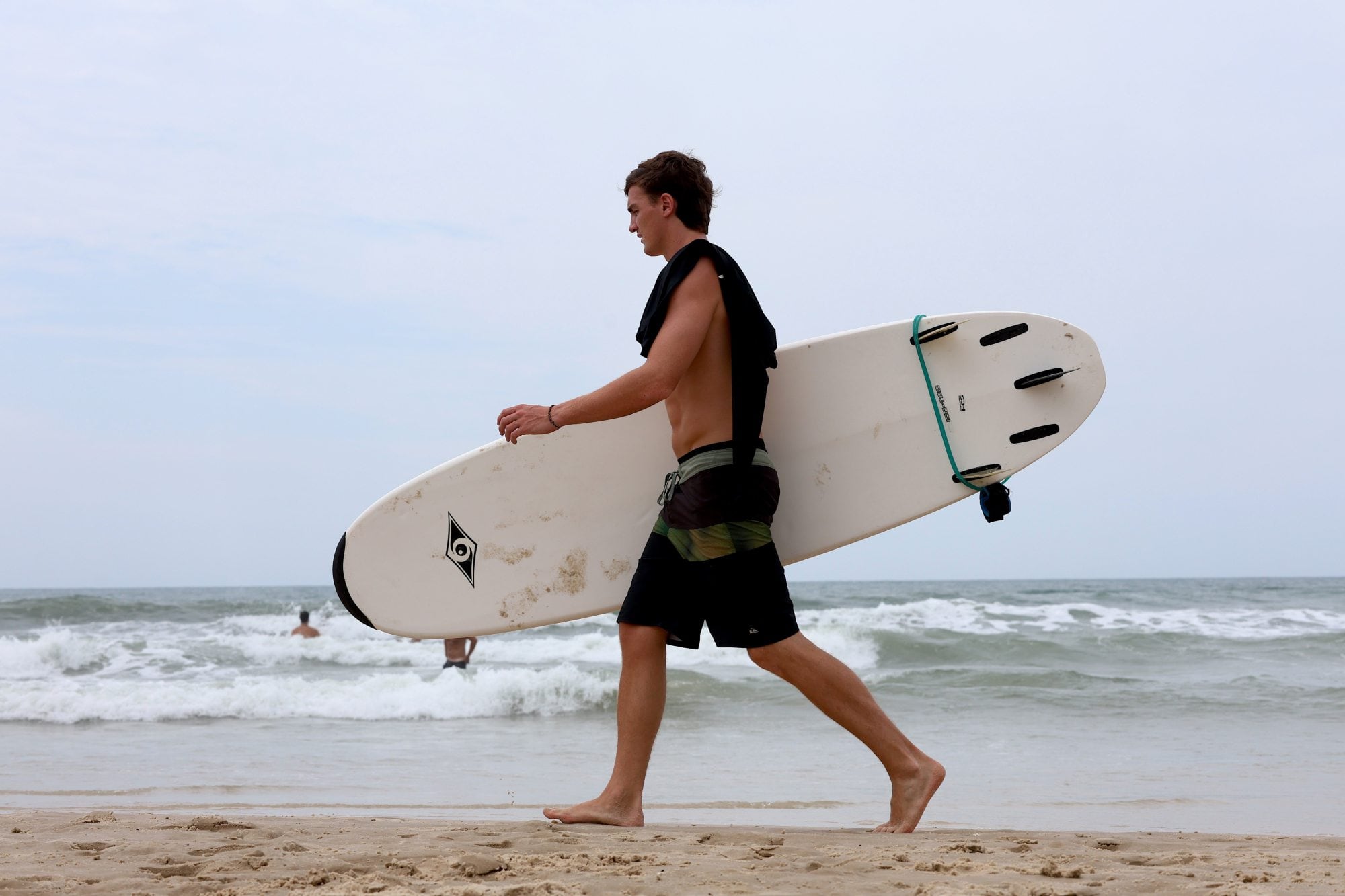 El crecimiento del turismo juvenil reconfiguró el uso de la playa y la vida nocturna del balneario