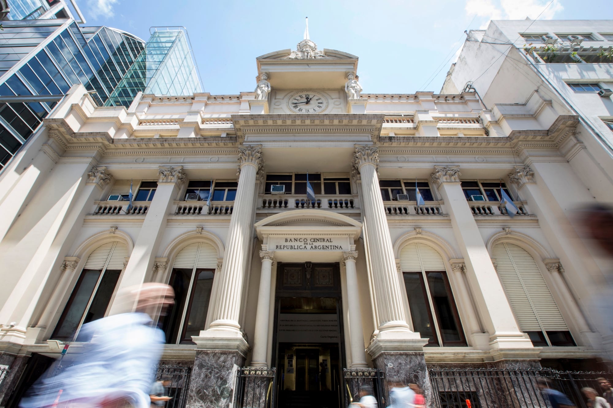 Por la suba del dólar, el Banco Central redujo la compra de reservas en junio