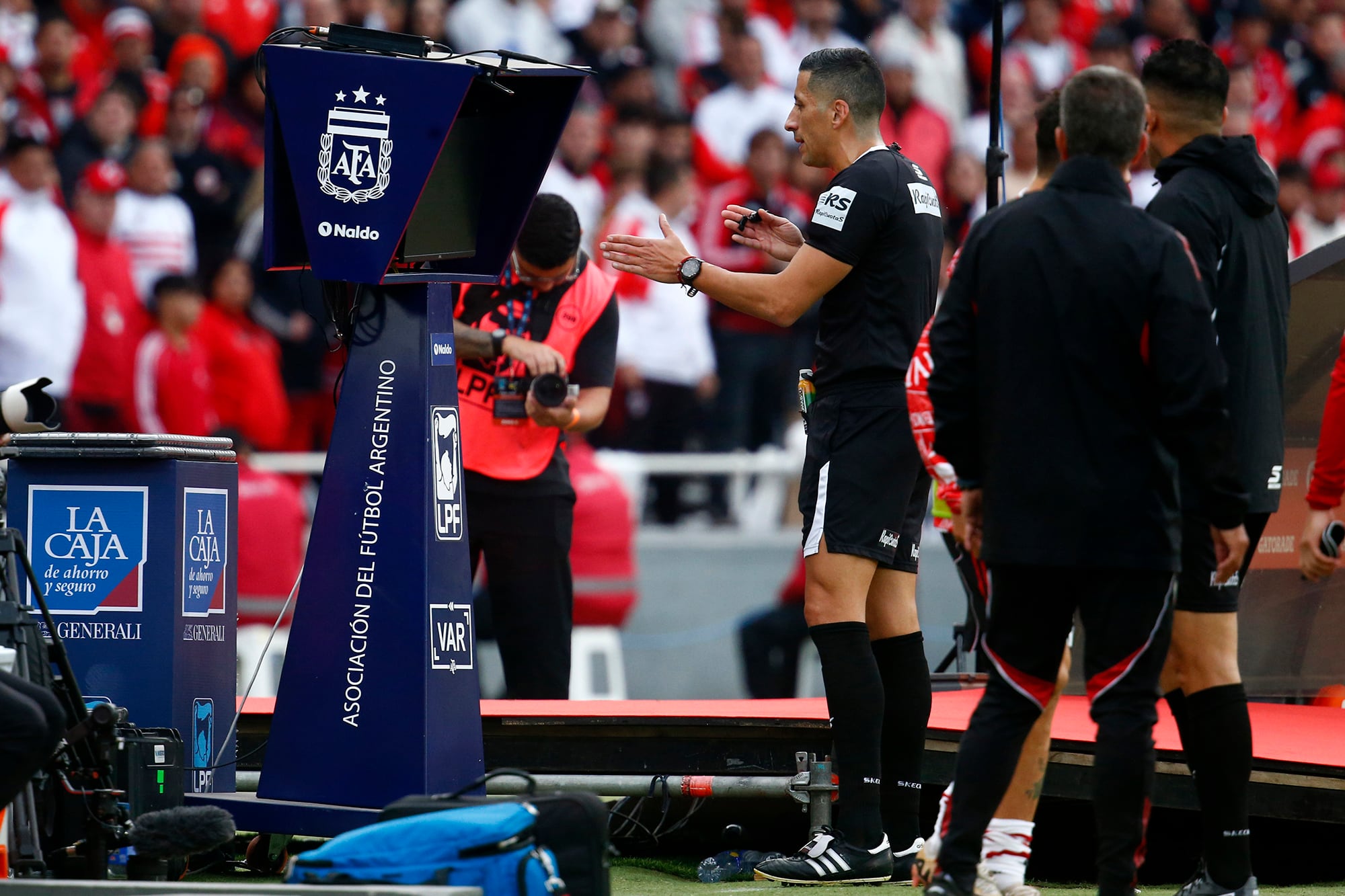 Con la nueva herramienta, el árbitro de campo igual podrá ser convocado a revisar jugadas de offside que requieran interpretación