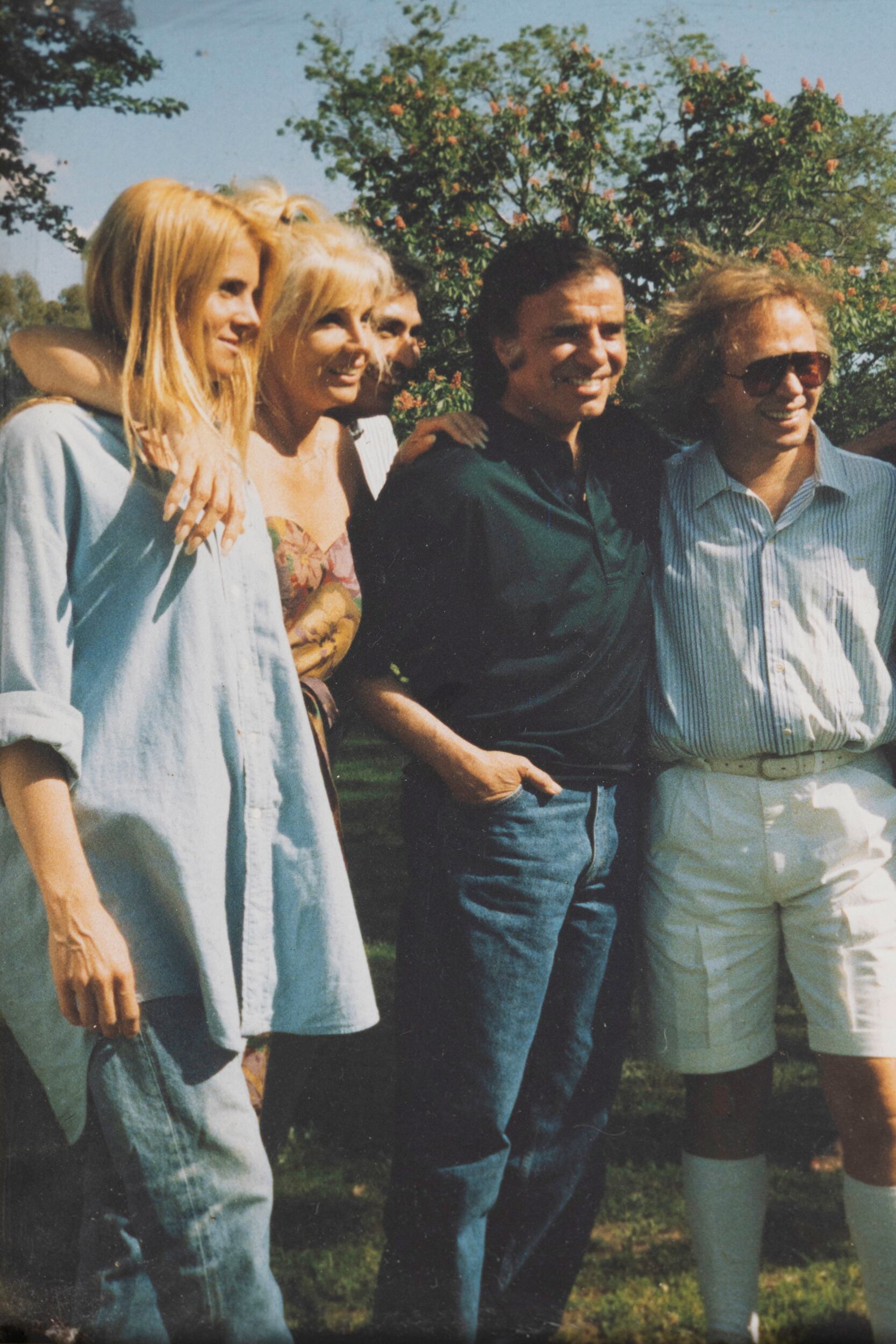 En los años 90, de izquierda a derecha: Mercedes Sarrabayrouse –la hija de Susana Giménez–, Susana, el ex presidente Carlos Menem y Miguel Romano.
