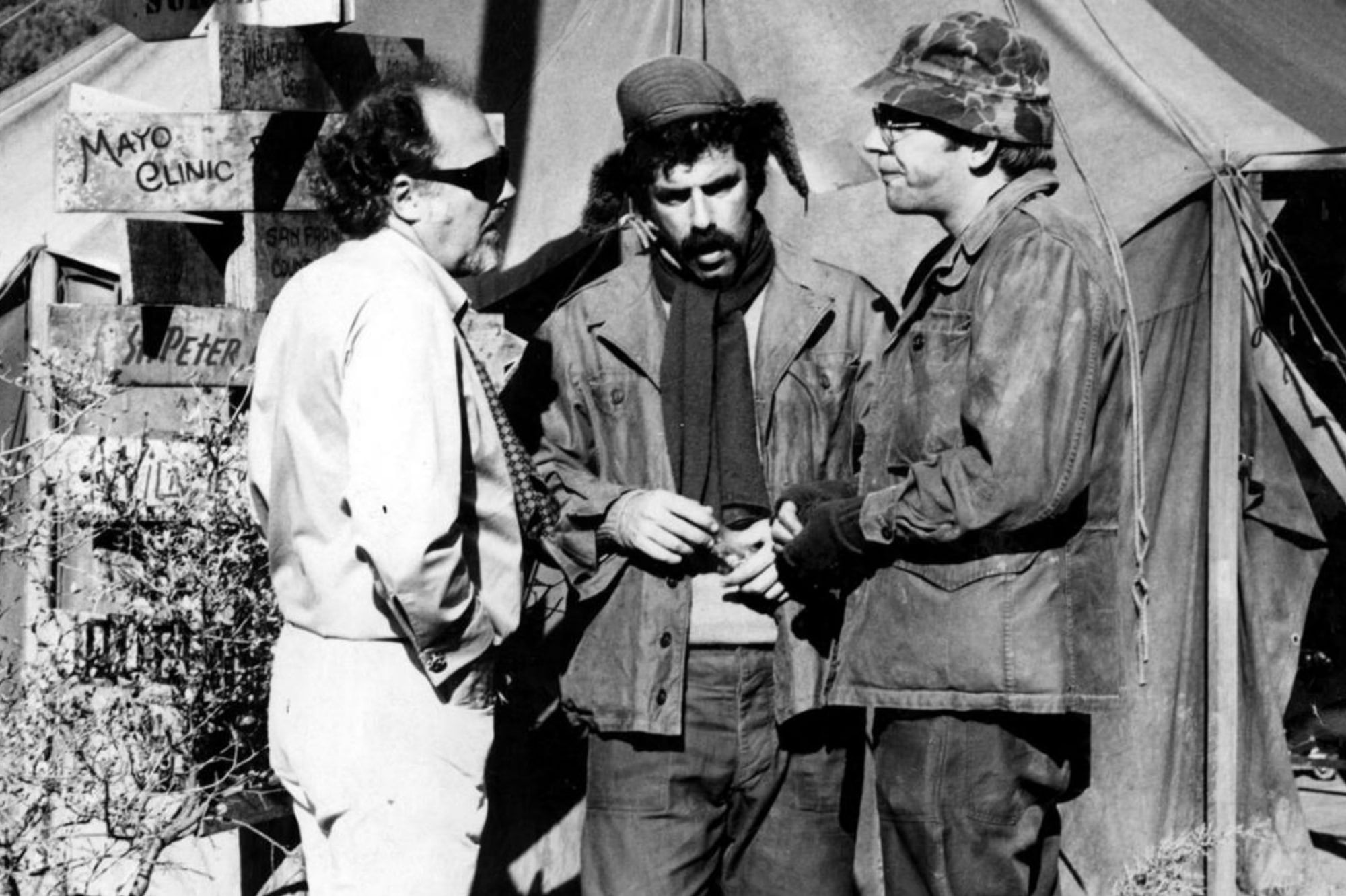 Robert Altman en el rodaje de M.A.S.H. junto a Elliott Gould y Donald Sutherland