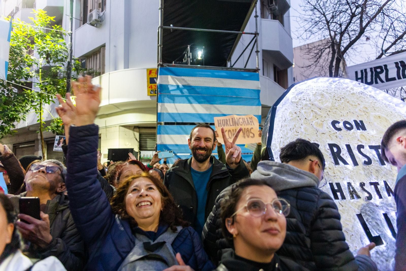 La militancia kirchnerista congregada ante la residencia de la ex presidenta