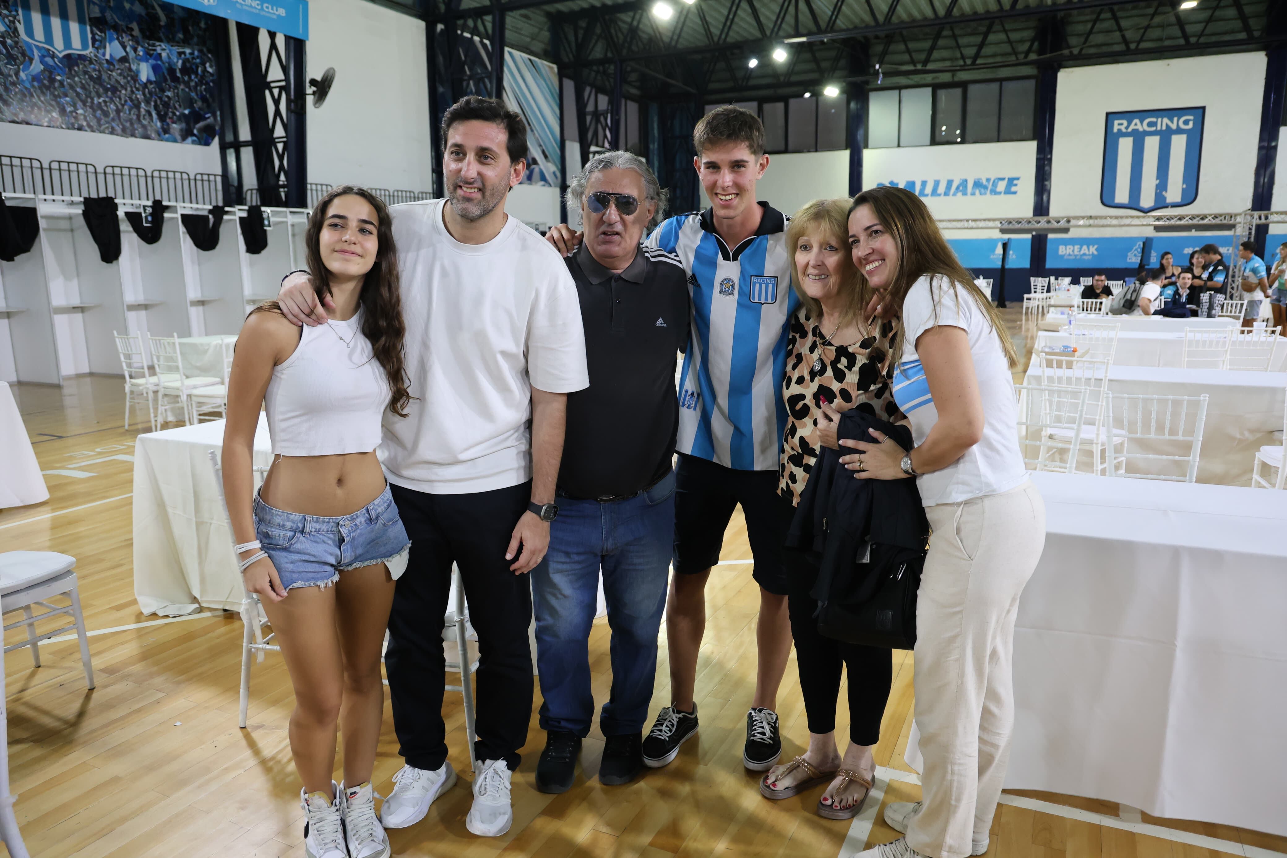Diego Milito, nuevo presidente de Racing Club
festeja con sus padres esposa e hijos