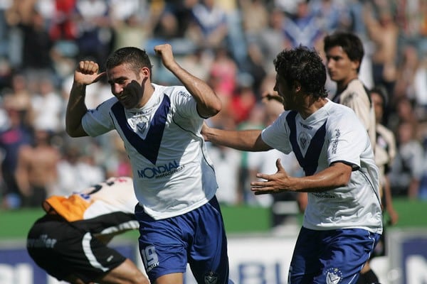 Otamendi festeja su único gol en Vélez, frente a Arsenal en Liniers; era junio de 2020