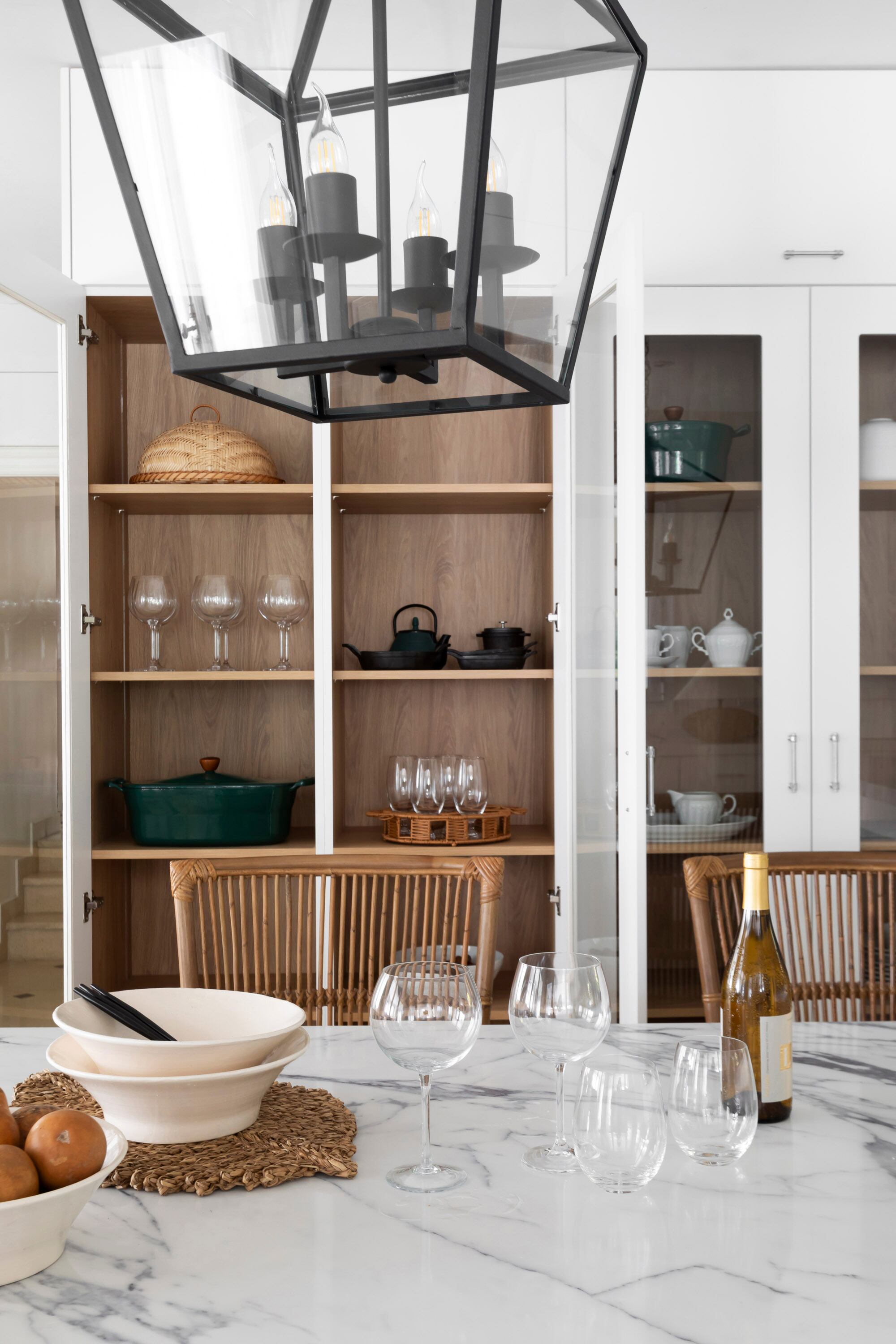 Cristalería e individual (Philippa Deco Boutique). Platos de cerámica realizados a mano (Casa Antes Pella).