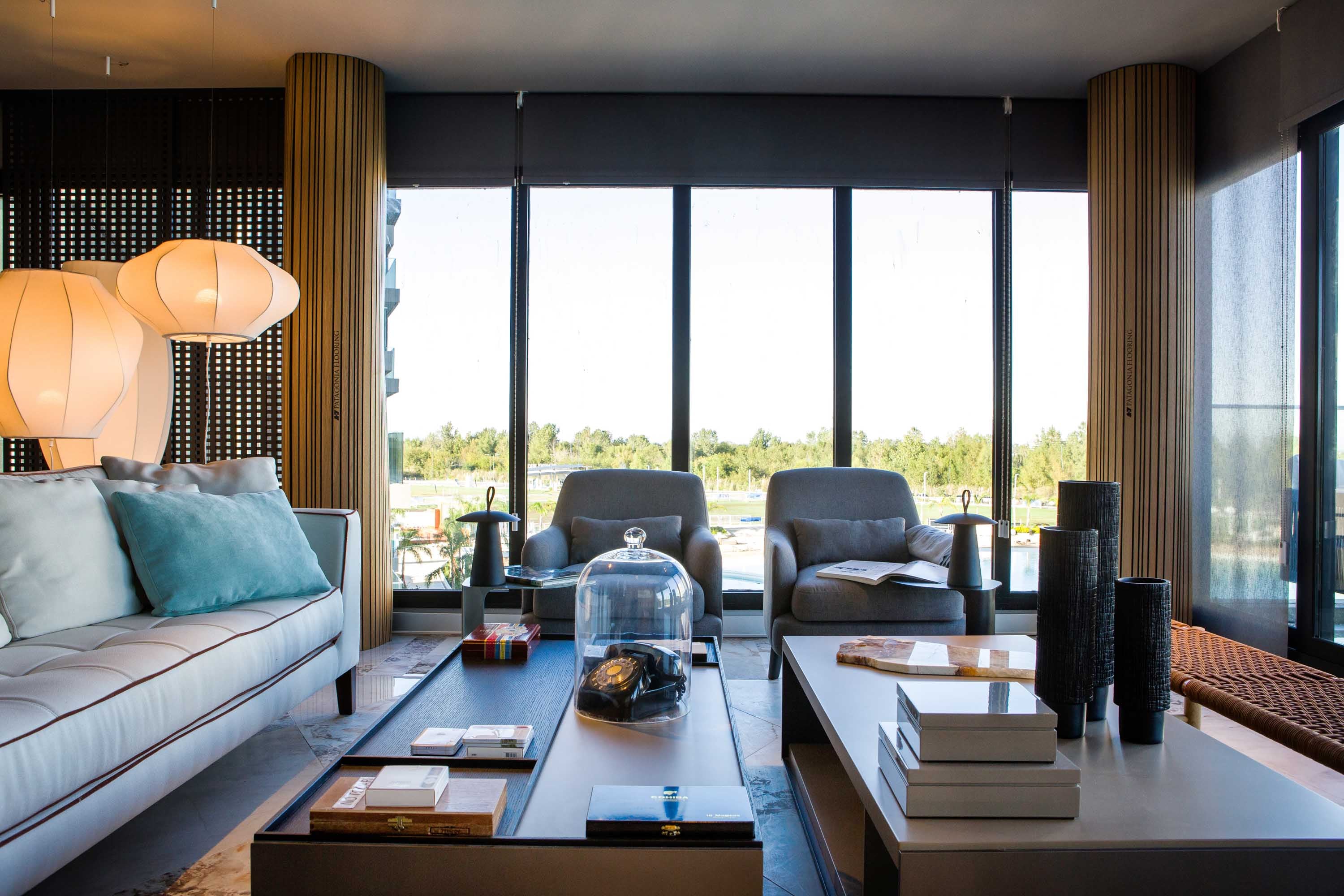 Un nuevo sofá 'Lucía' (Poltron Design). Cortinas 'Mist Limestone' de Hunter Douglas realizadas por Darlux.