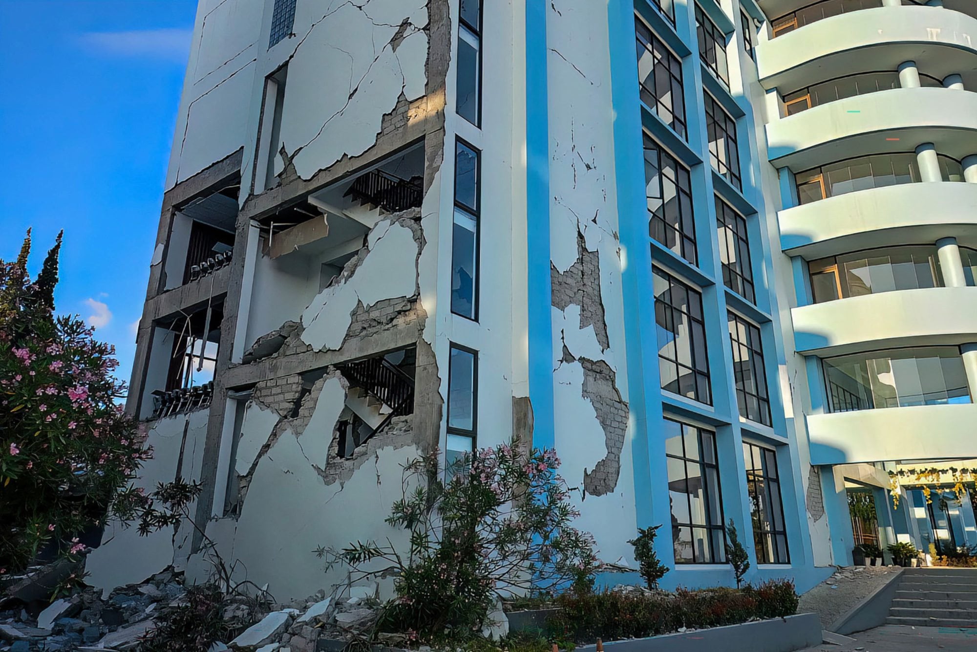 Un edificio dañado en Ruteng, Manggarai (Nusa Tenggara Oriental)