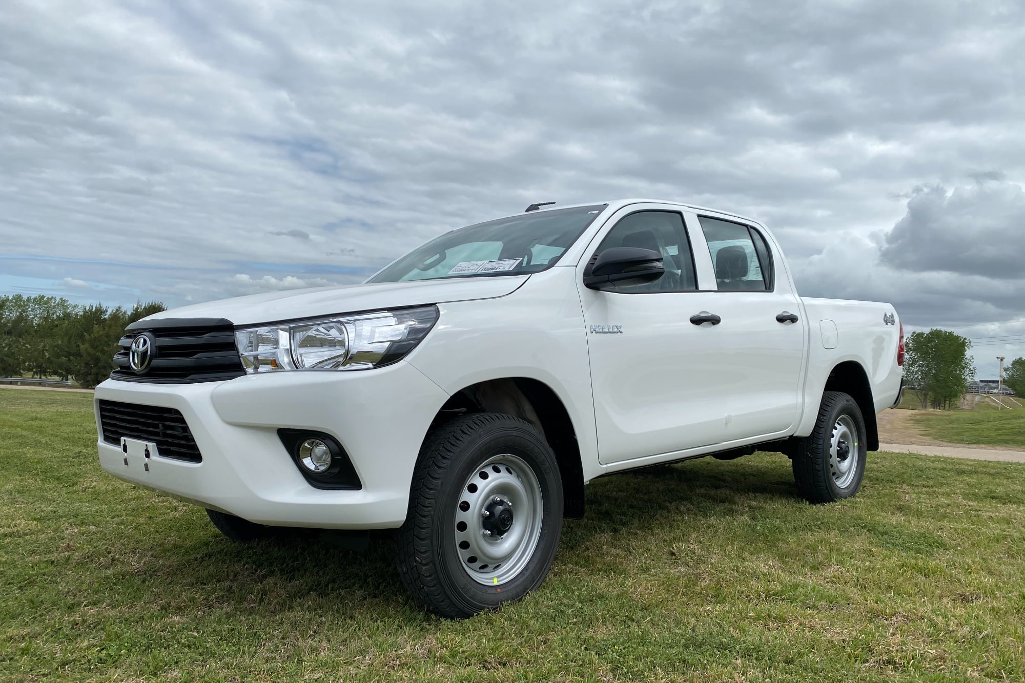 La Toyota Hilux DX 4x2 se presenta con un motor Diésel 2.4 L TDI que eroga 150 CV a 3400 rpm