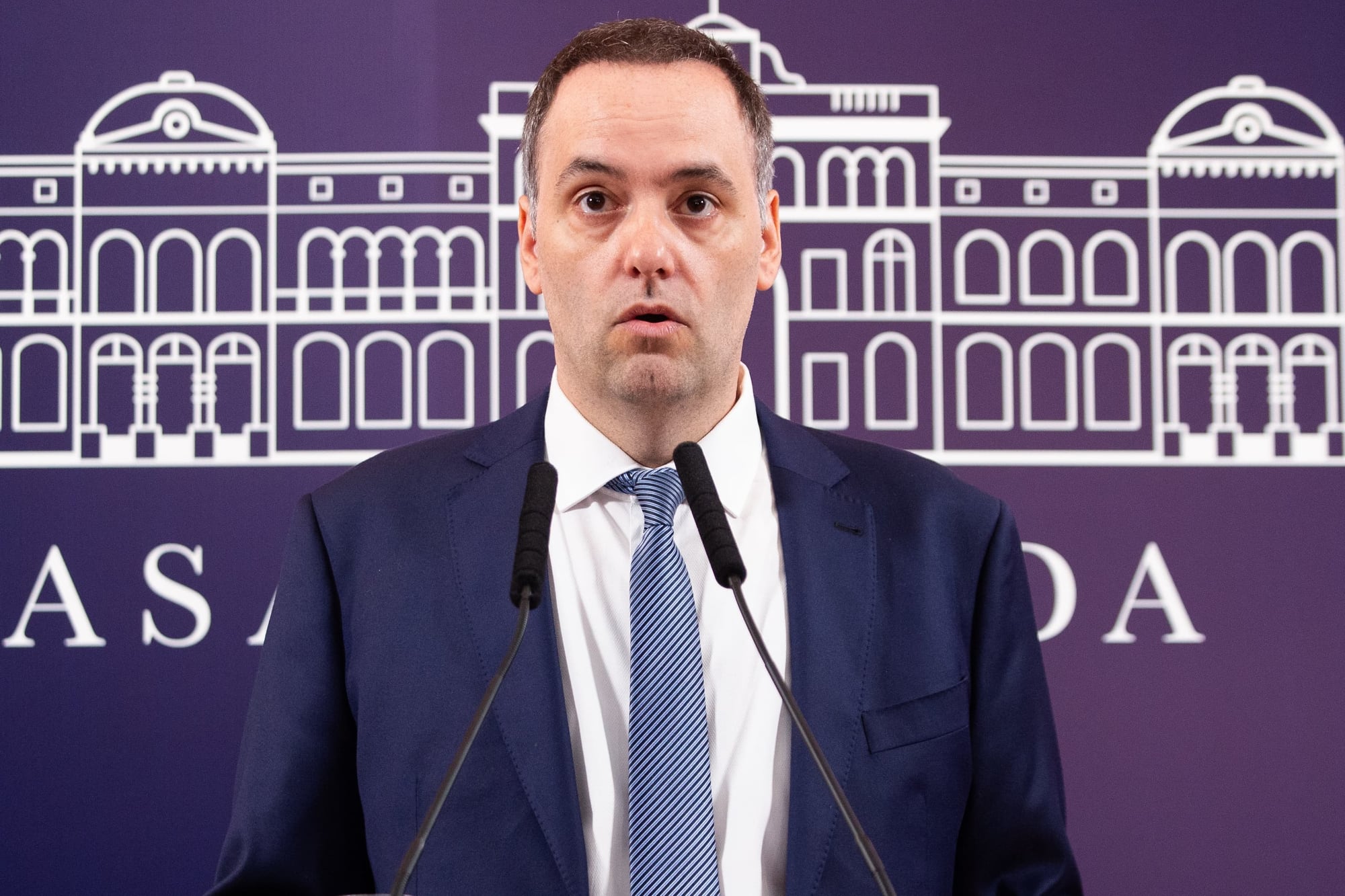 La medida lleva la firma del vocero presidencial, Manuel Adorni