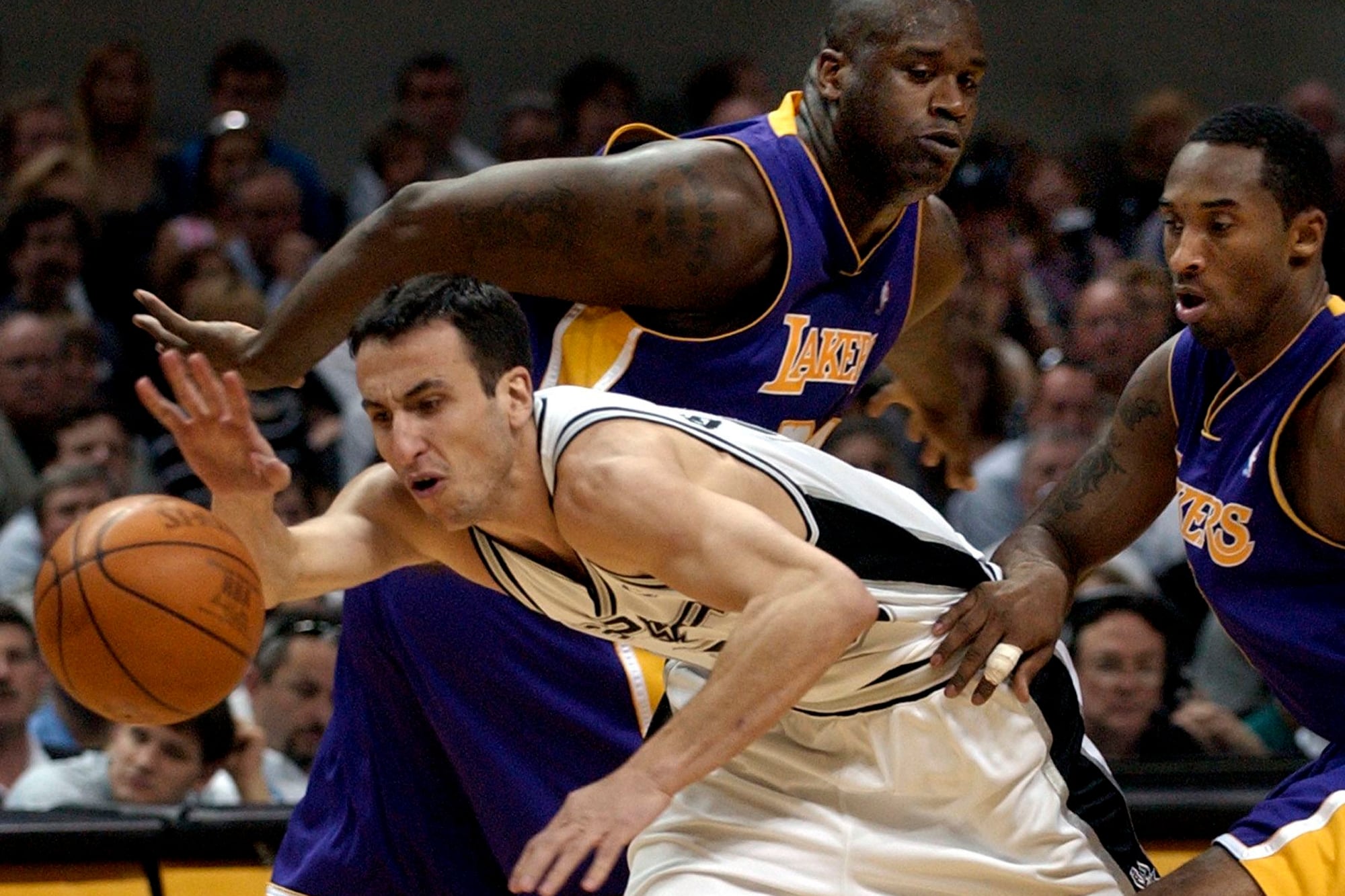 Manu Ginobili de Argentina es defendido por el pívot de Los Angeles Lakers Shaquille O'Neal durante el primer cuarto en el juego uno de su juego semifinal de la Conferencia Oeste en San Antonio, domingo, 2 de mayo de 2004