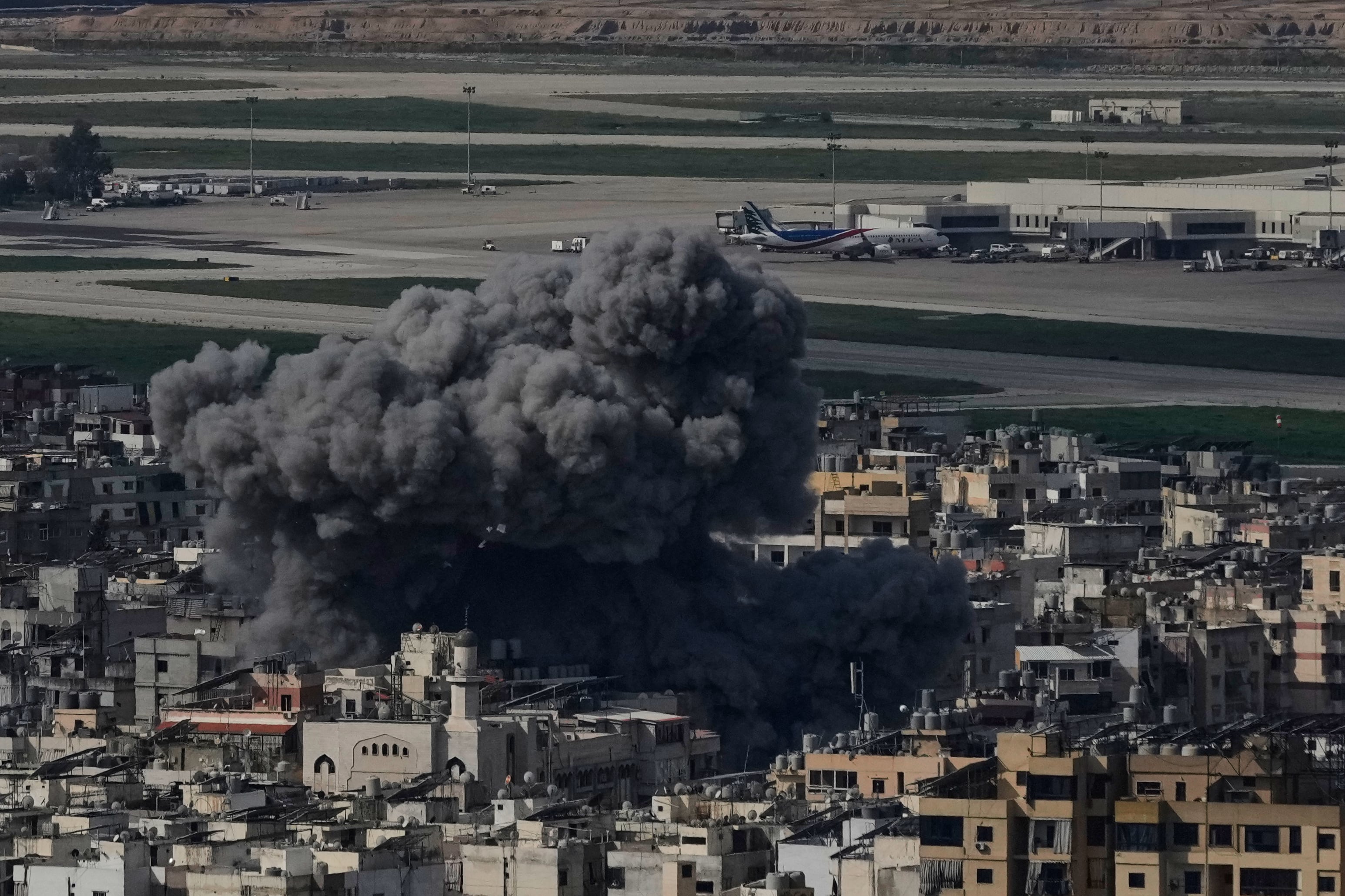Sale humo de un edificio en Dahiyeh, un suburbio del sur de Beirut cerca del Aeropuerto Internacional Rafik Hariri International en el Líbano, el 4 de marzo del 2026