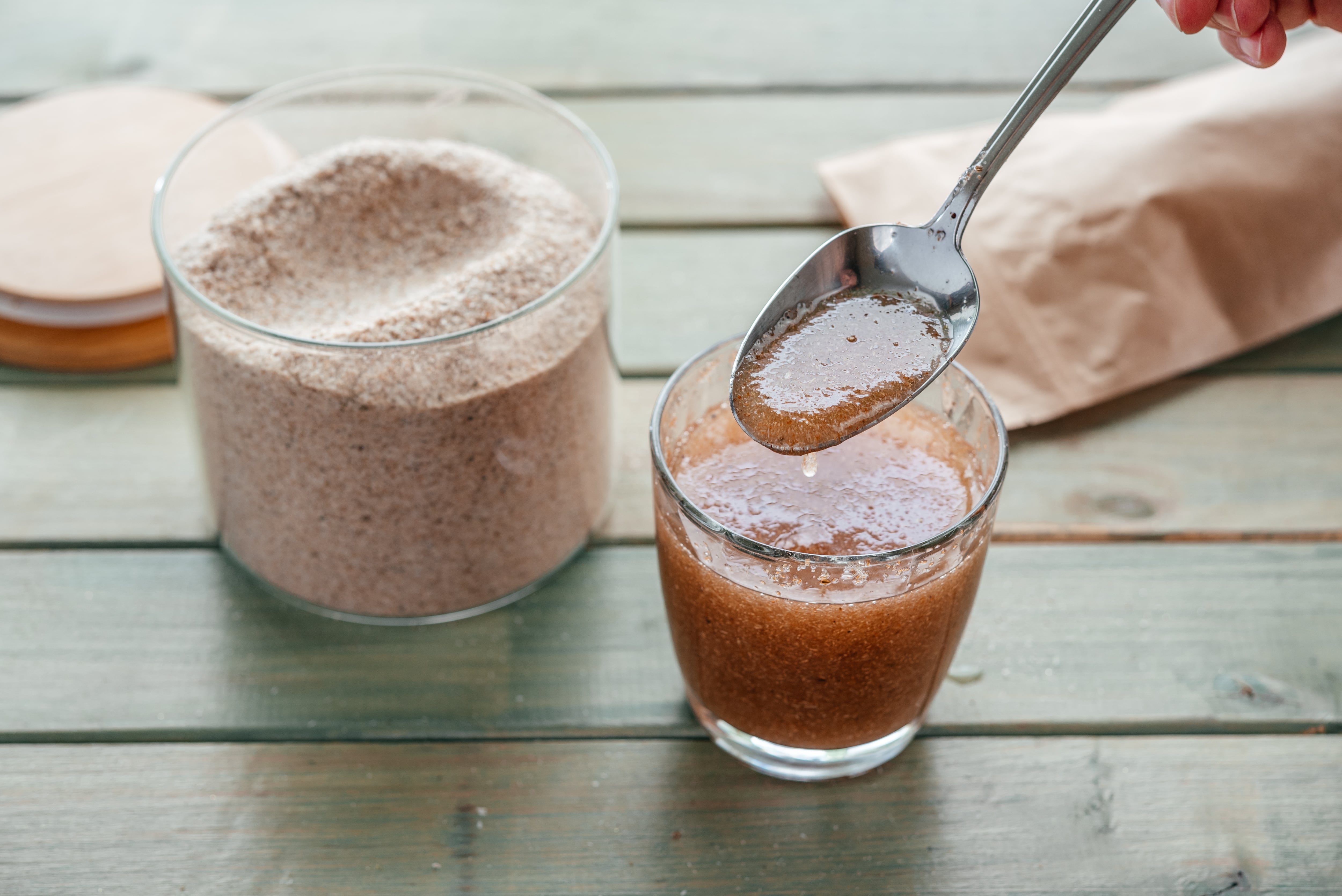El principal atributo del psyllium es su capacidad para absorber agua y formar un gel que, al ingerirlo, participa activamente en el proceso digestivo