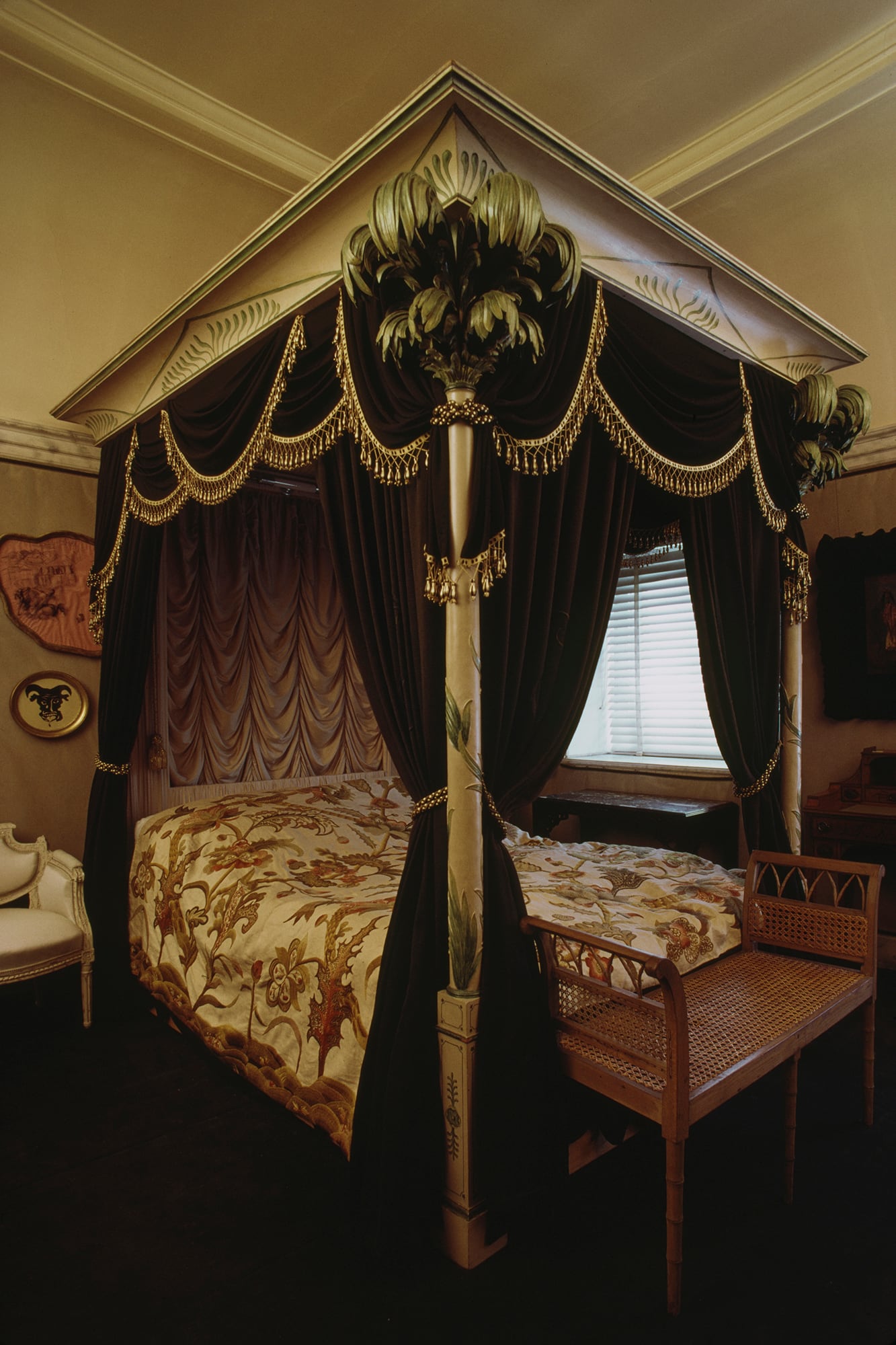 La cama del cuarto principal del hogar inspirada en los bocetos del coche fúnebre de Napoleón