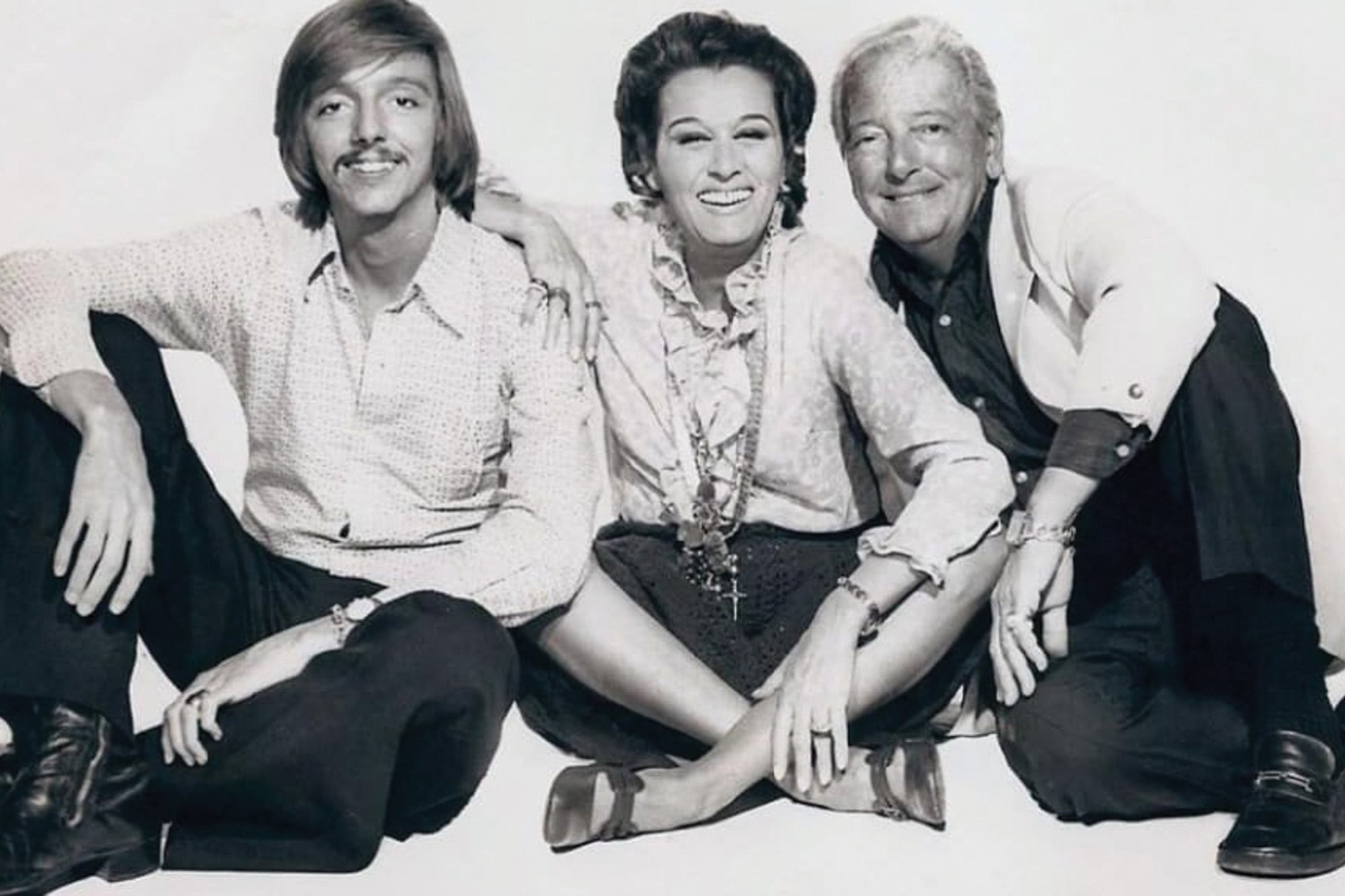 El matrimonio posa con su primogénito, que en
1975 dirigió a su madre en el espectáculo de café concert
De lo nuestro, lo mejor.