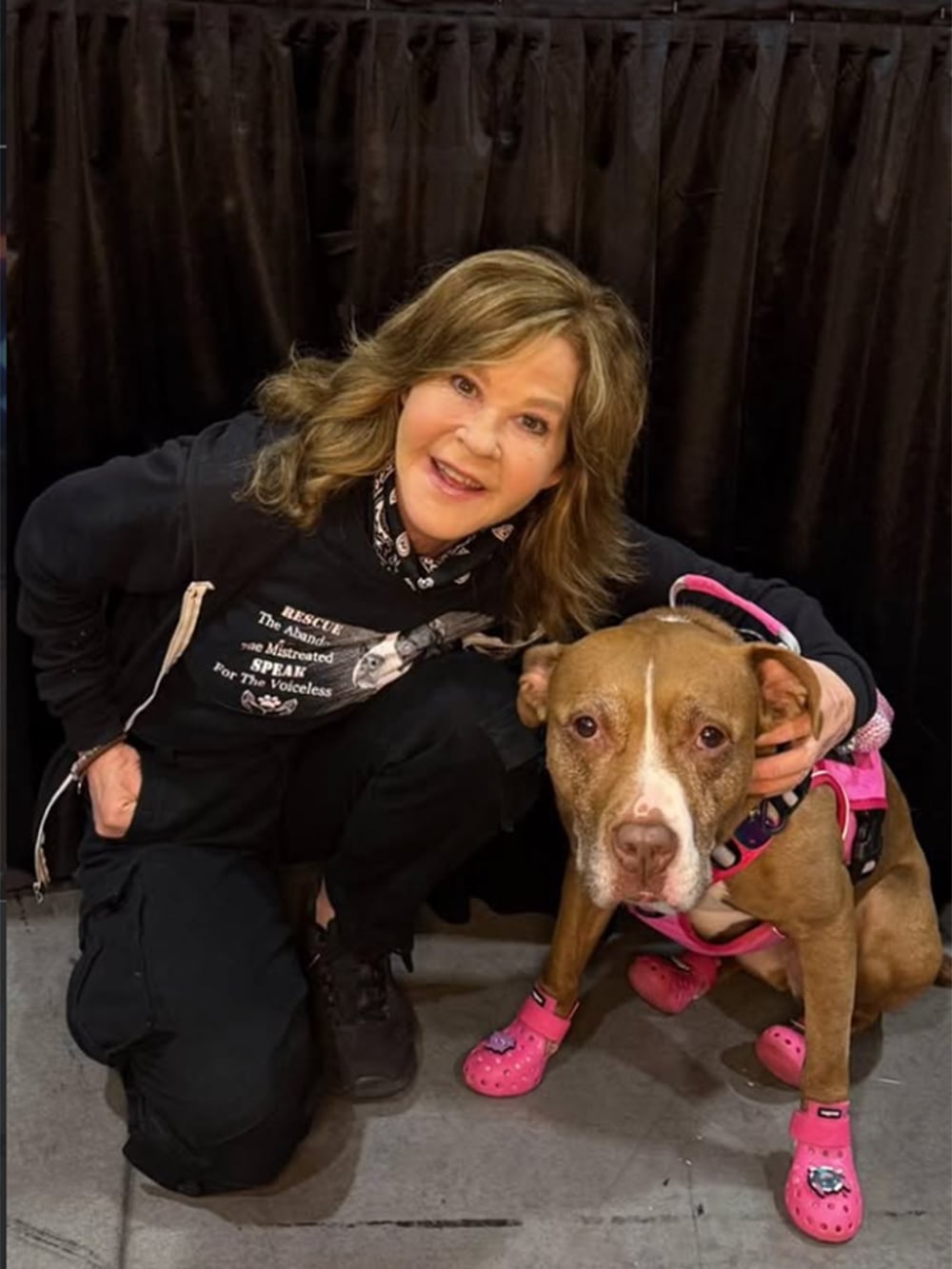 Linda Blair junto a uno de los perros de su fundación