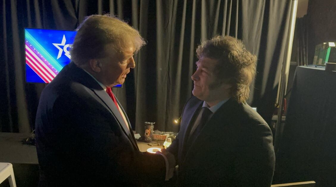 Donald Trump se saludó con Javier Milei en la cumbre de la CPAC en febrero pasado