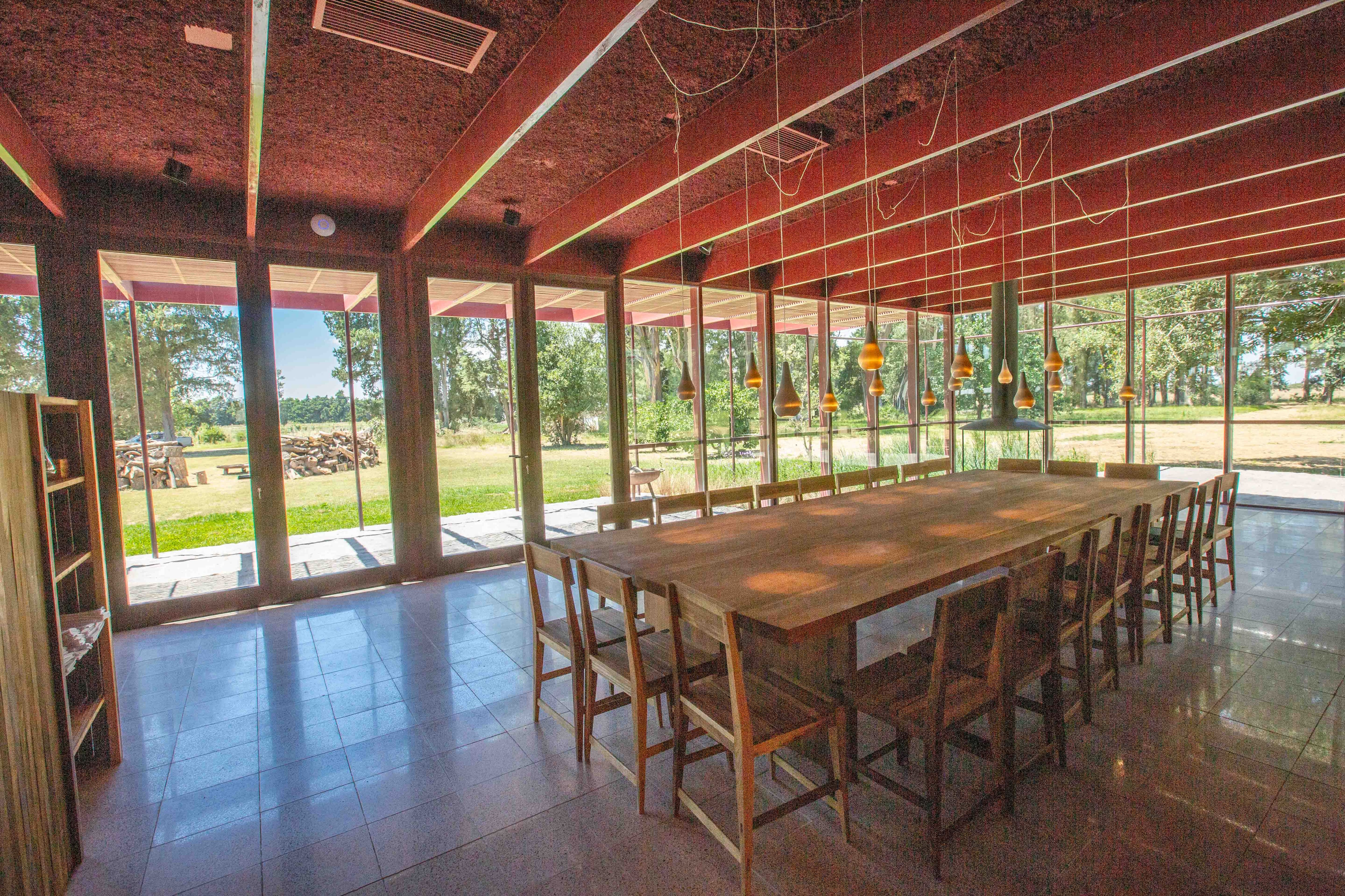 El restaurante con grandes aberturas está equipado con una cocina abierta de última generación, una gran mesa para 24 comensales, y dos terrazas con más mesas para maridar platos y vinos junto al molino y las glicinas