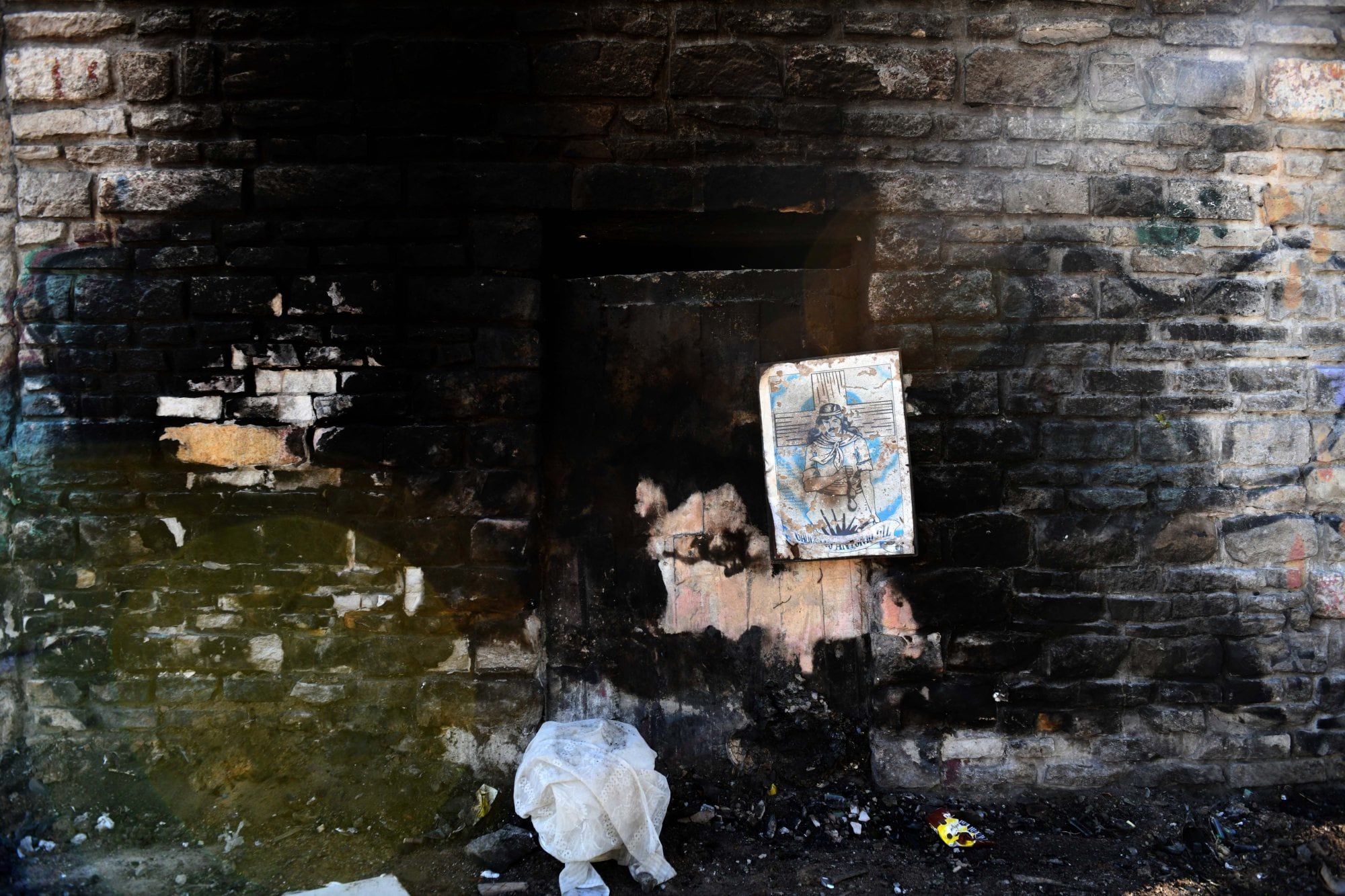 Los incendios son frecuentes tanto por la acumulación de residuos como por ritos paganos