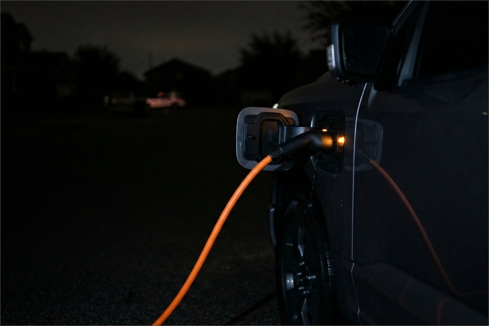 El sistema permite conectar la camioneta directamente al suministro eléctrico, y la duración varía según el modelo