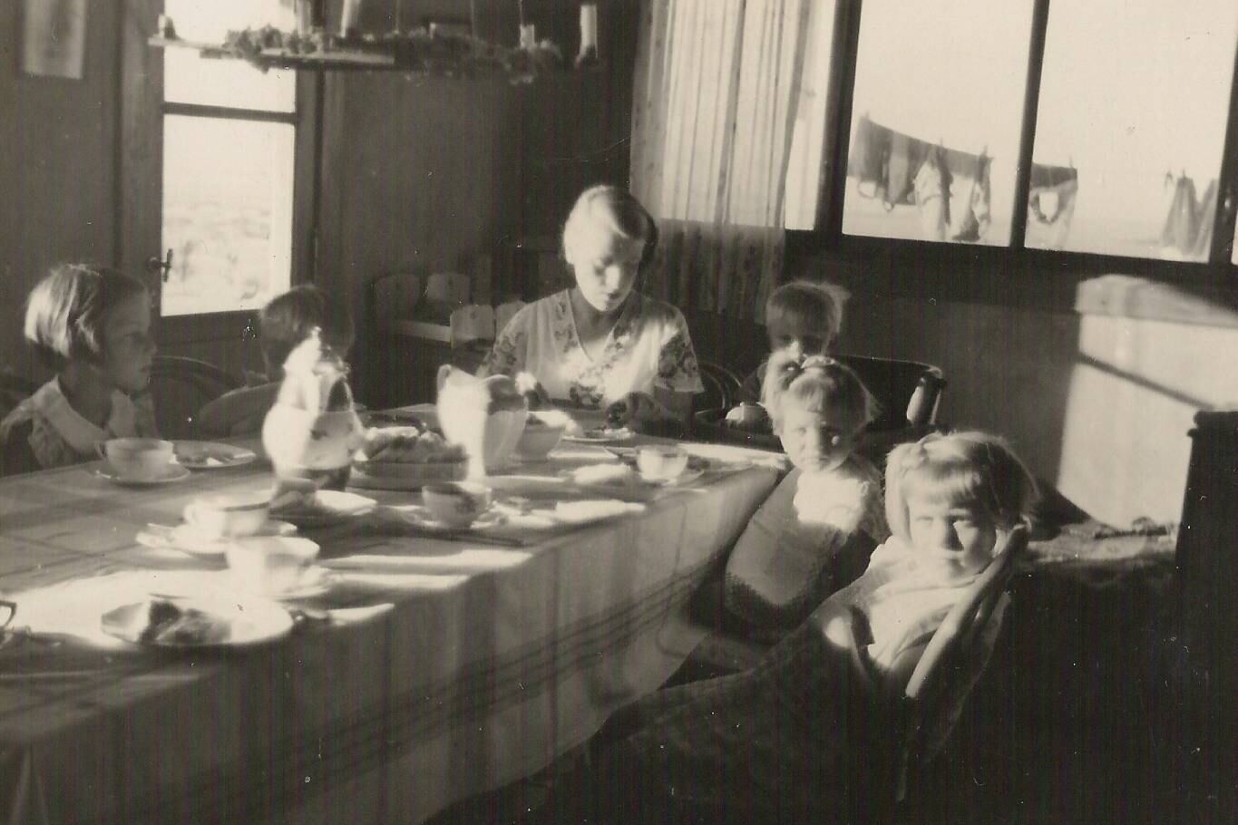 Desayuno de Marta Tomys, primera esposa de Carlos Gesell, y los hijos de ambos