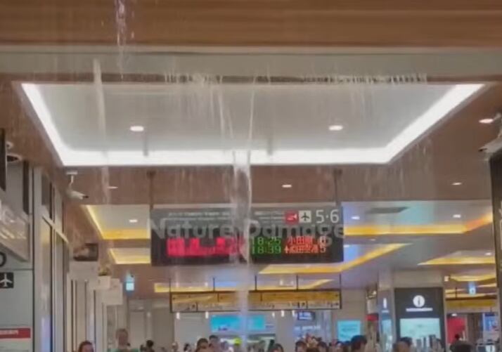 Un centro comercial inundado en Japón