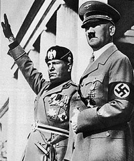 Adolf Hitler junto a Benito Mussolini. A fines de junio de 1934, el líder italiano le habría transmitido su preocupación por la violencia de la SA y por el daño que los camisas pardas causaban a la imagen de Alemania
