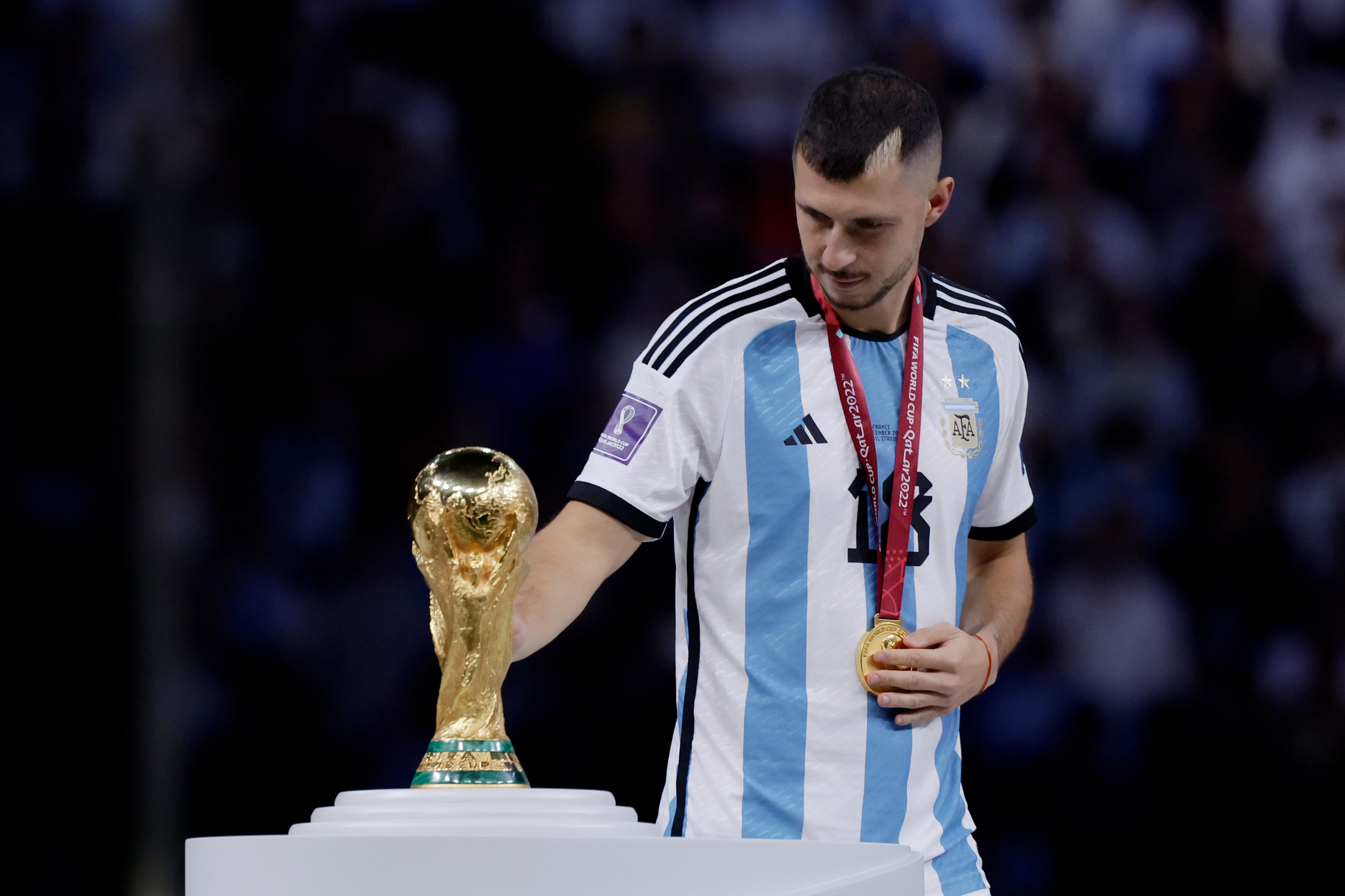 Guido Rodríguez toca la Copa del Mundo tras la final del Mundial 2022 en Qatar; es uno de los campeones ausentes en la convocatoria final de Lionel Scaloni