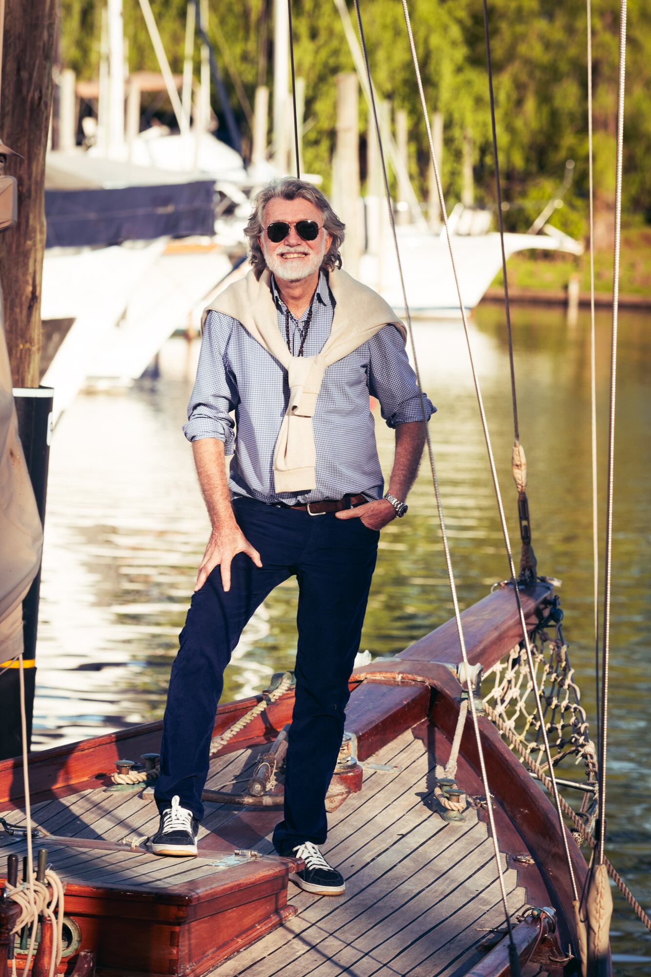 A Dotto le gusta navegar y tuvo su propio barco hasta hace unos años. Ahora disfruta del río cuando visita a sus amigos en el Yacht Club Argentino, en San Fernando, donde posó para ¡HOLA! Argentina a bordo del velero Gorría