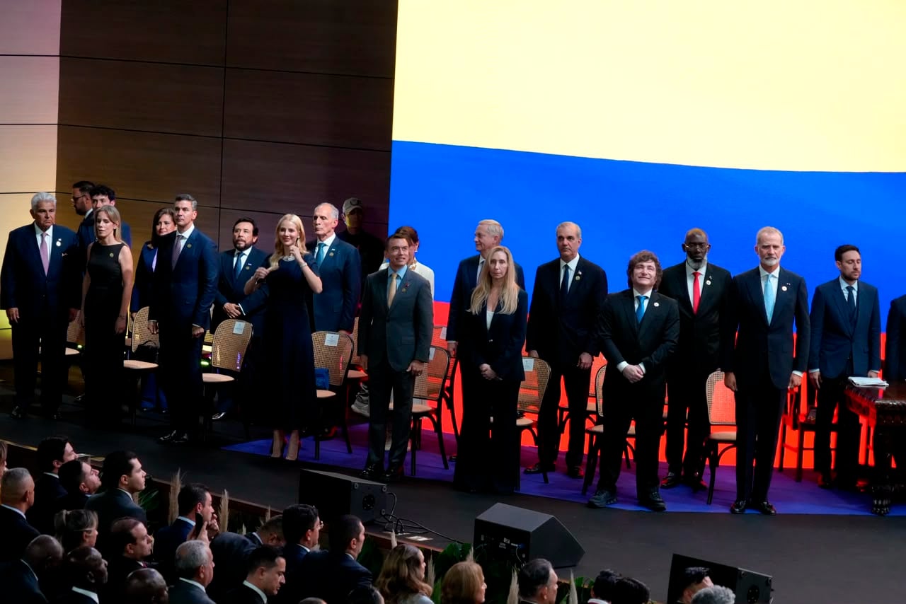 El presidente Javier Milei participó de la ceremonia de juramentación y toma de posesión del presidente de Colombia, Abelardo de la Espriella, en la Arena de la Universidad de Santiago de Cali