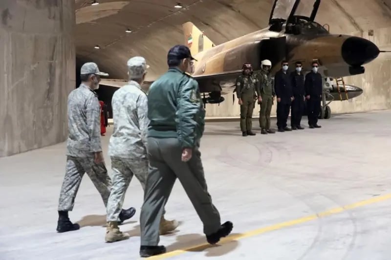 Irán también han construido búnkeres donde proteger a sus aviones de combate y embarcaciones de guerra