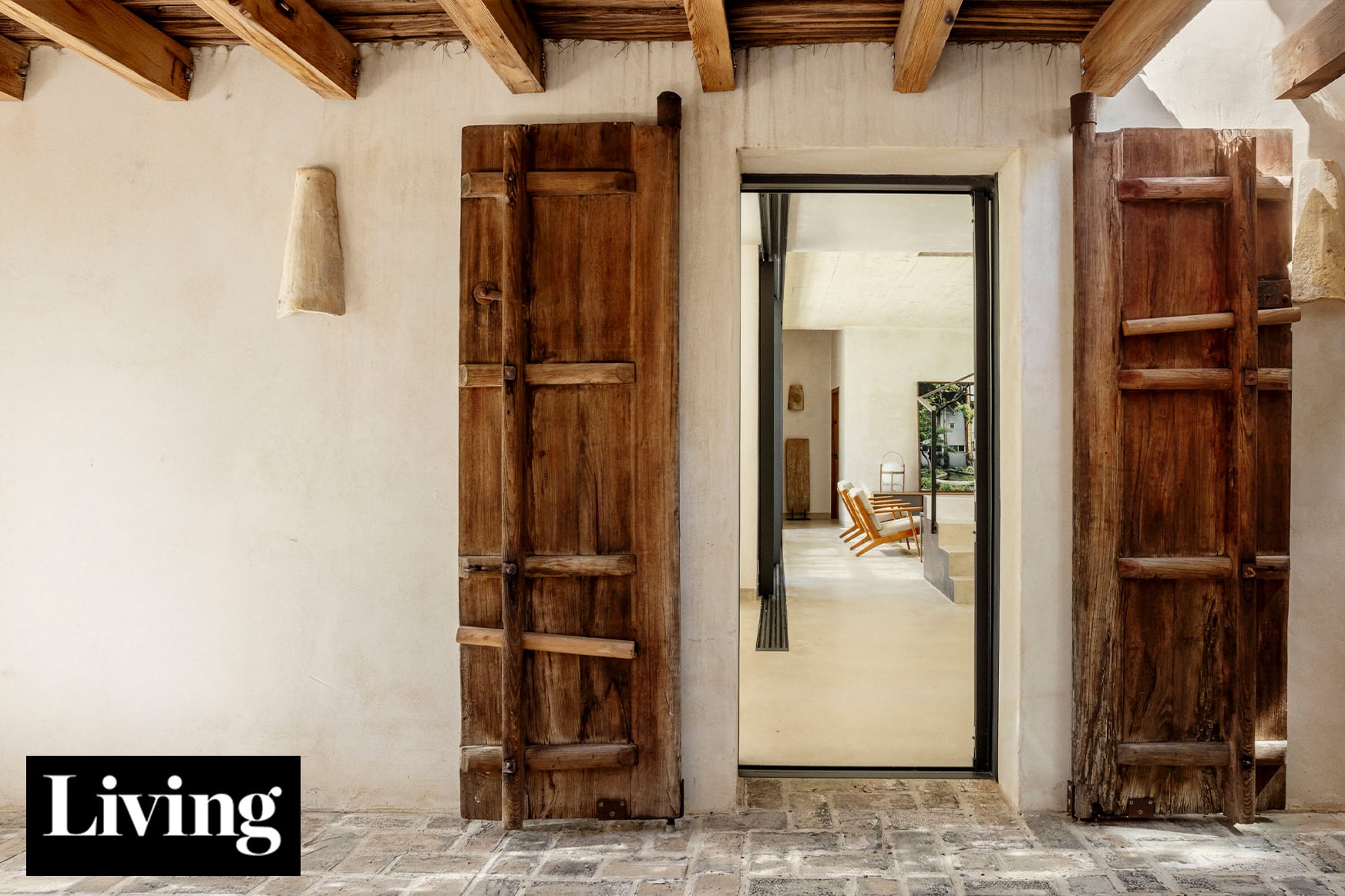 Maderas al natural, piezas recuperadas y muchísima luz: mirá cómo es esta casa de vacaciones al sur de España