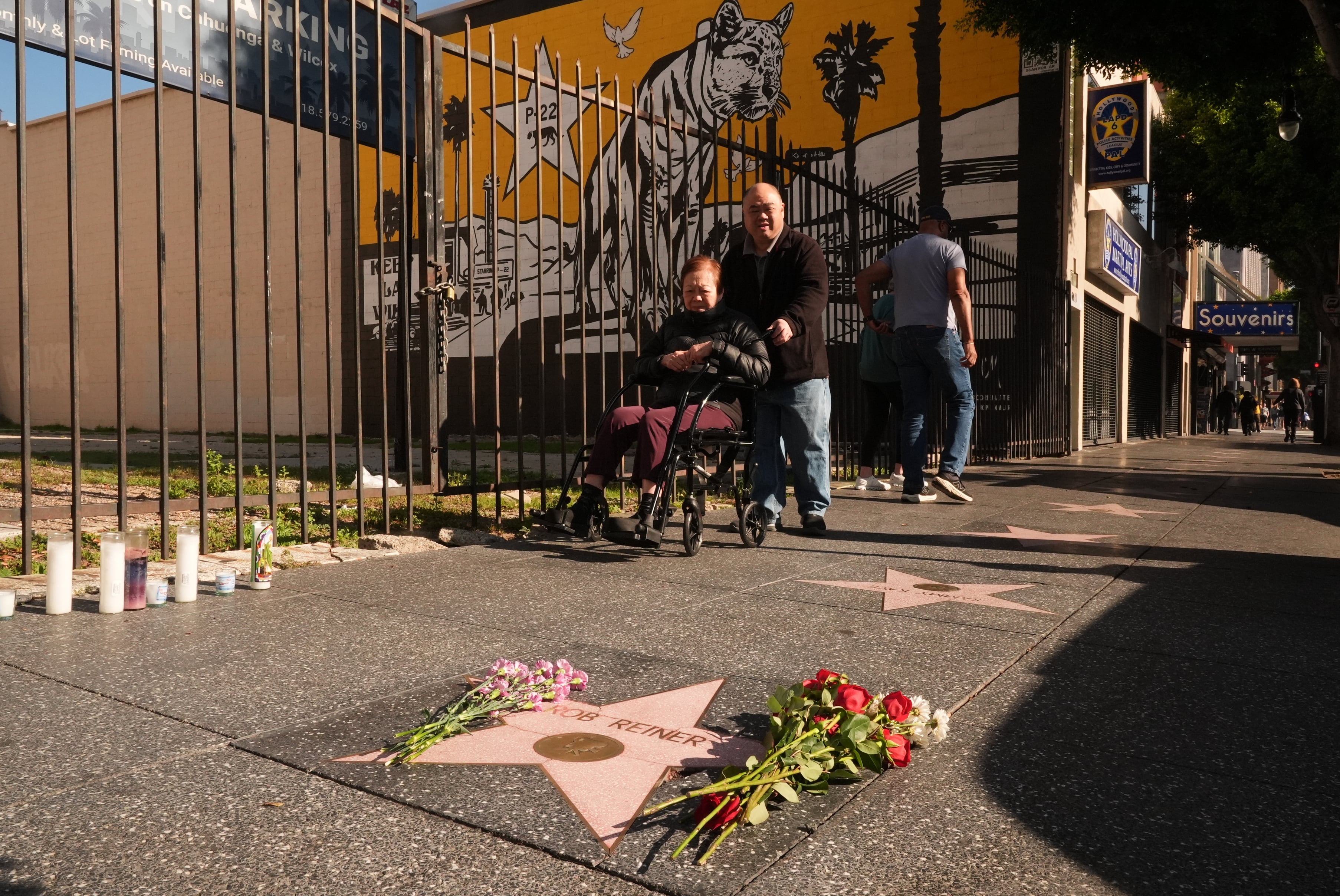 Luego de darse a conocer su muerte, los fanáticos dejaron flores sobre la estrella de Rob Reiner en el Paseo de la Fama