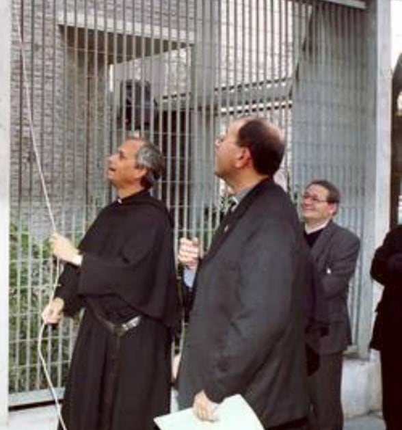 Robert Prevost toca la campana en la iglesia de San Agustín, en marzo de 2013