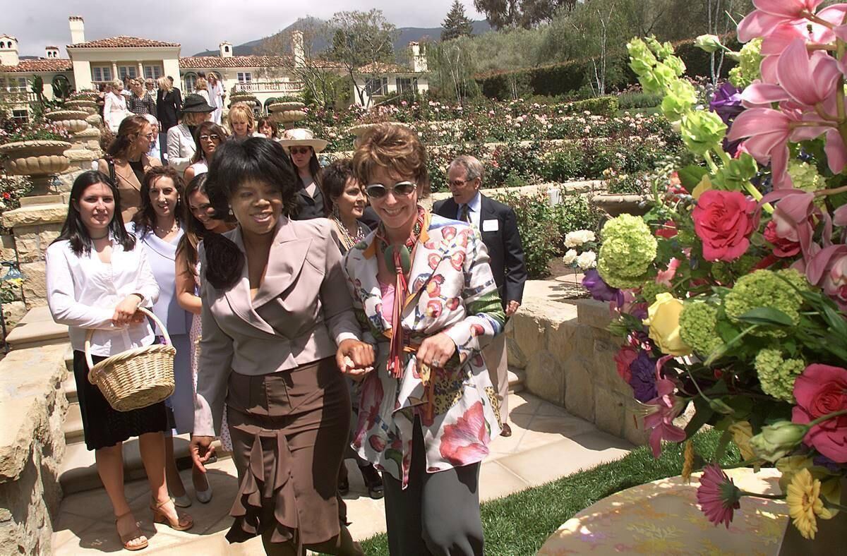 Oprah recorre los jardines de su residencia junto a amigas; un entorno que define como su espacio de bienestar personal