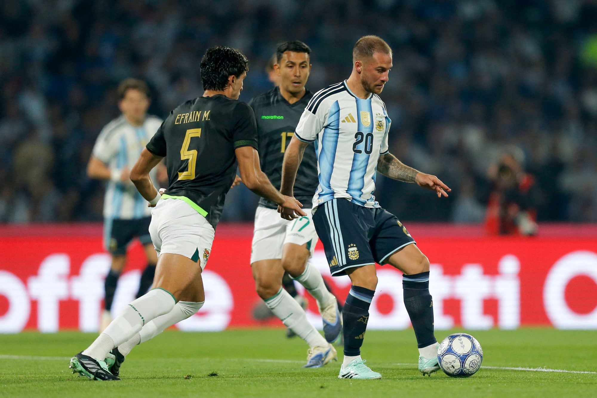 Alexis Mac Allister pasa la pelota, hoy en el doble cinco con Exequiel Palacios