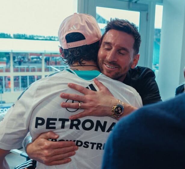 El encuentro de Kimi Antonelli con Lionel Messi después de ganar el Gran Premio de Miami