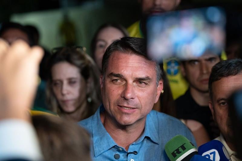 Flávio Bolsonaro fue el candidato con más votos en la primera vuelta electoral en Brasil y parte al balotaje fortalecido