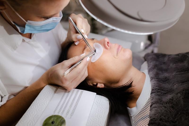 Uno de los efectos secundarios del bimatoprost para alargar pestañas es algo llamado atrofia de la grasa periorbitaria o pérdida de grasa