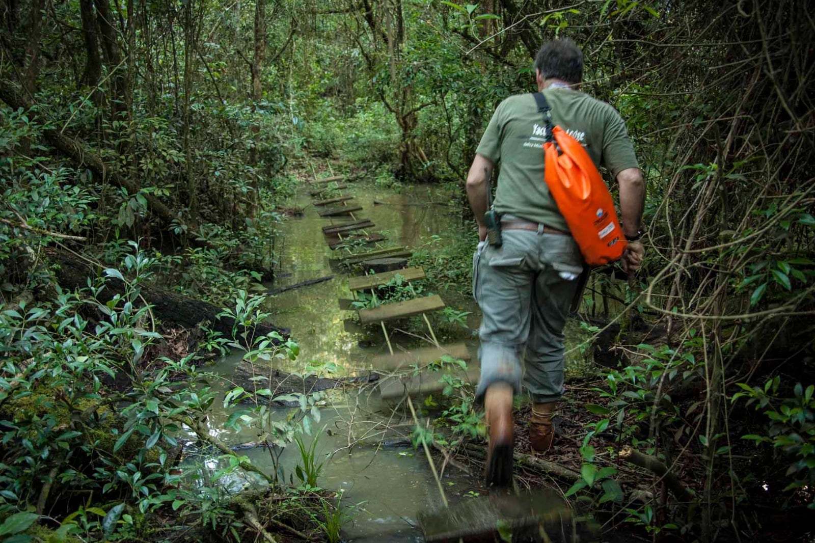 En el 2000, Carlos Sandoval durante el armado de los senderos para interpretar la selva.