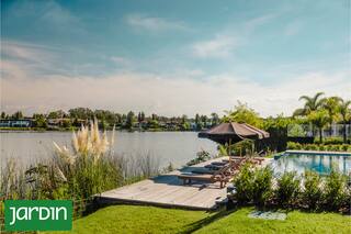 Un complejo premiado con recorridos entre gramíneas y especies que atraen fauna local