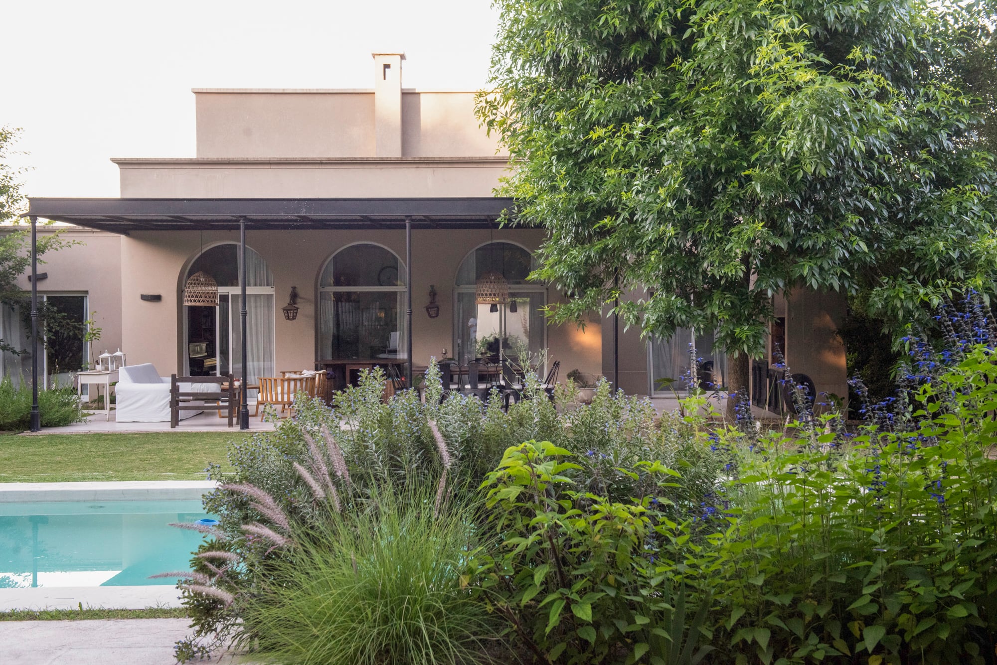 Hay que atravesar la casa para descubrir el jardín que se esconde detrás
