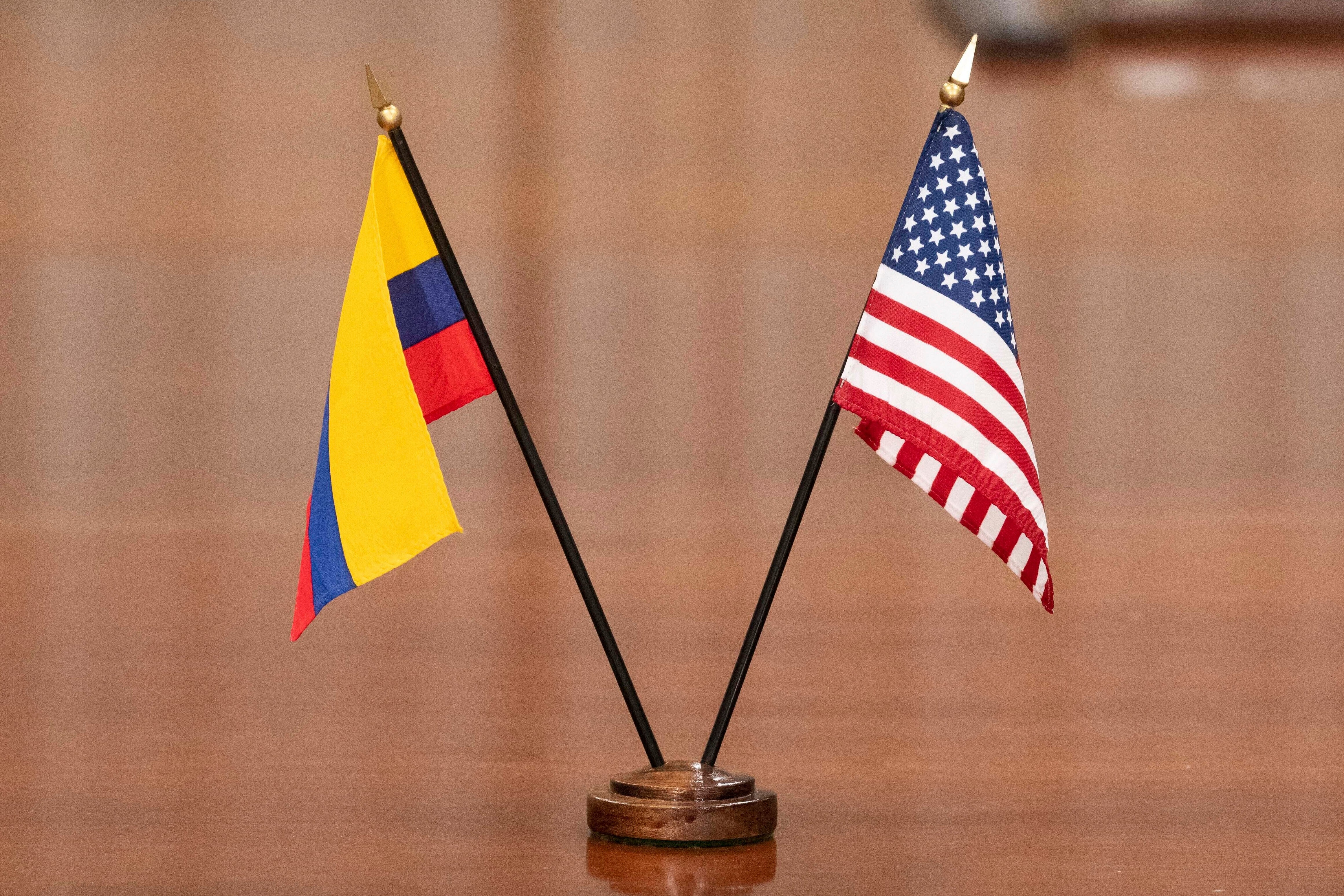 ARCHIVO - Las banderas de Colombia y Estados Unidos colocadas en una mesa en un encuentro entre el secretario de Defensa estadounidense, Lloyd Austin,y el ministro de Defensa colombiano, Iván Velásquez, en el Pentágono, el 29 de noviembre de 2022, en Washington. (AP Foto/Alex Brandon, Archivo)