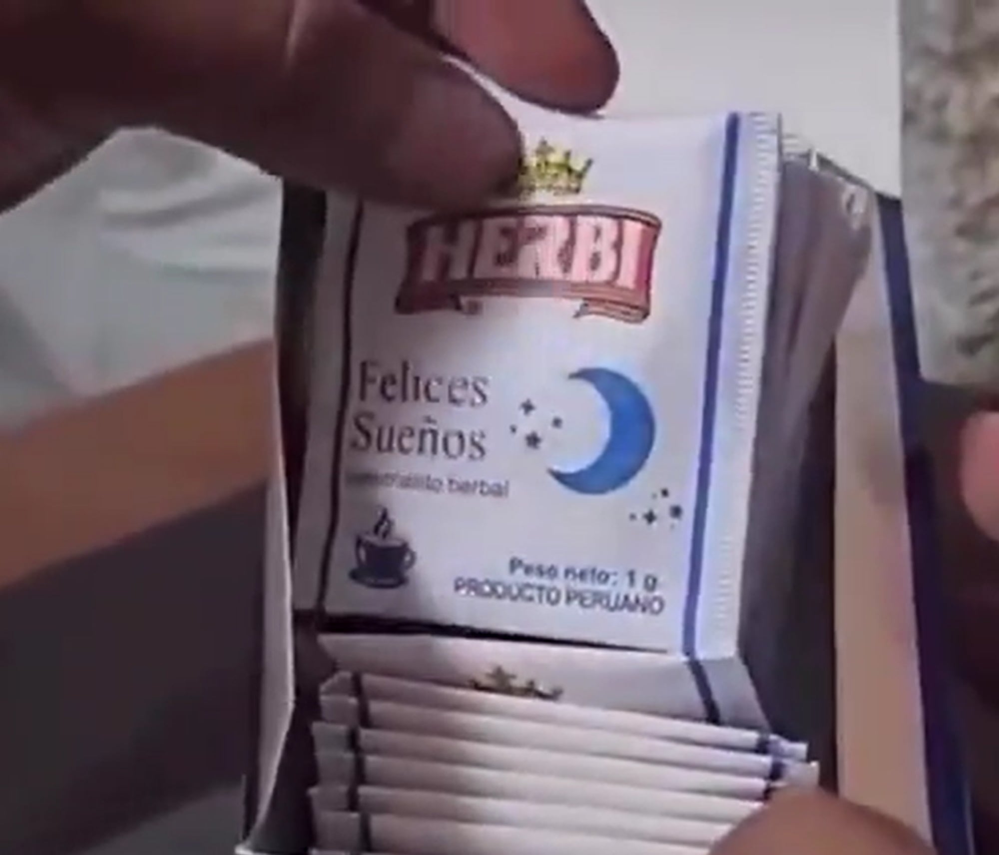 Compró una caja de figuritas del Mundial 2026 y lo estafaron de la peor manera 6 En lugar de los sobres de figuritas, se encontró con saquitos de té de anís