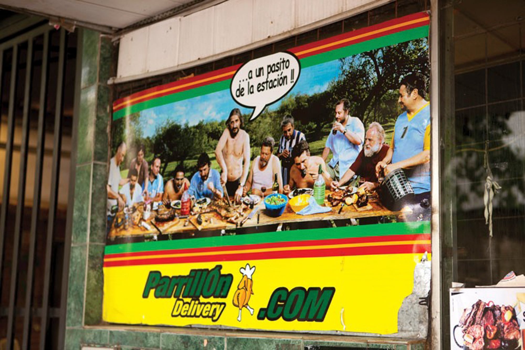 La imagen icónica de Marcos López, ploteada en Parrillón, una parrilla delivery cerca de la estación Liniers