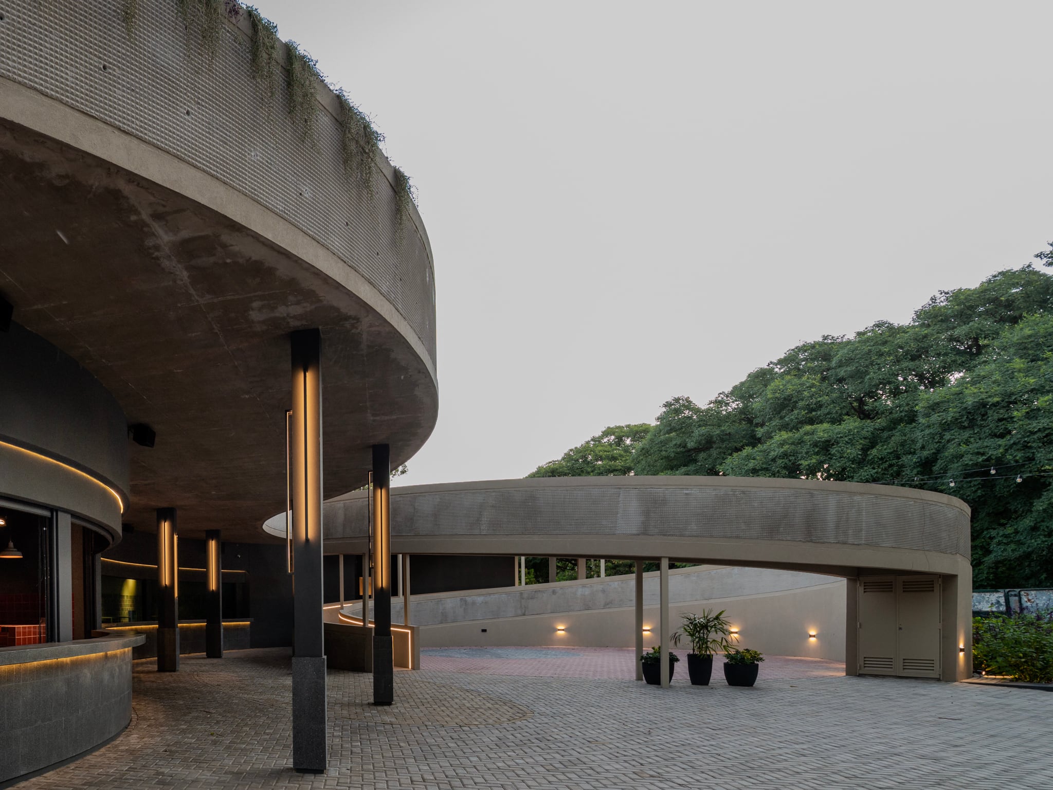 Alejandro Ha, director de obra y arquitecto de la FADU, quien terminó de desarrollar la rampa y la subida a la terraza.