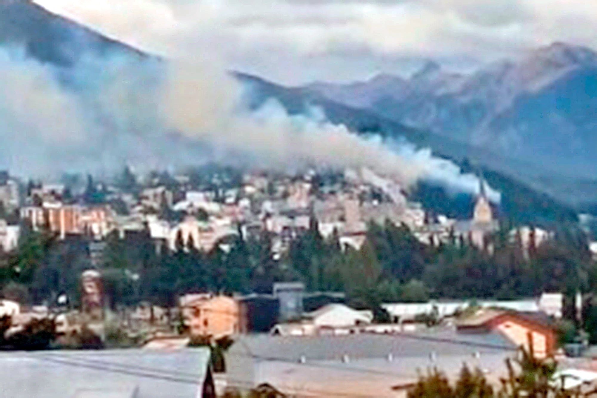 El avance del fuego hace pocos días, a la altura del km 1 de la avenida Bustillo, en Bariloche